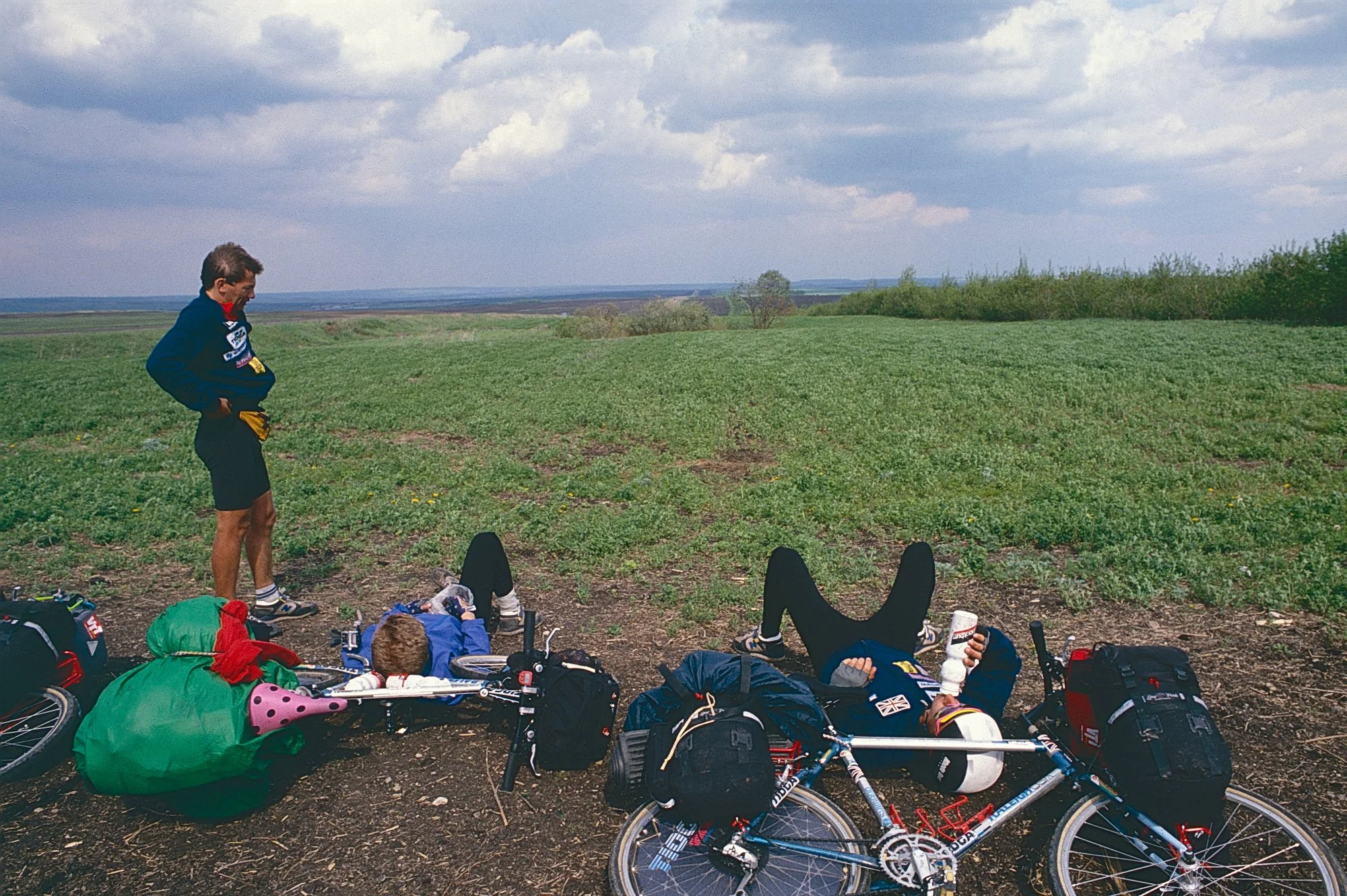 Taking a breather between Leningrad and Moscow. The first leg of the trip, which lasted twelve days, enabled us to test the gear (bikes, camping, etc.) and find ours legs.