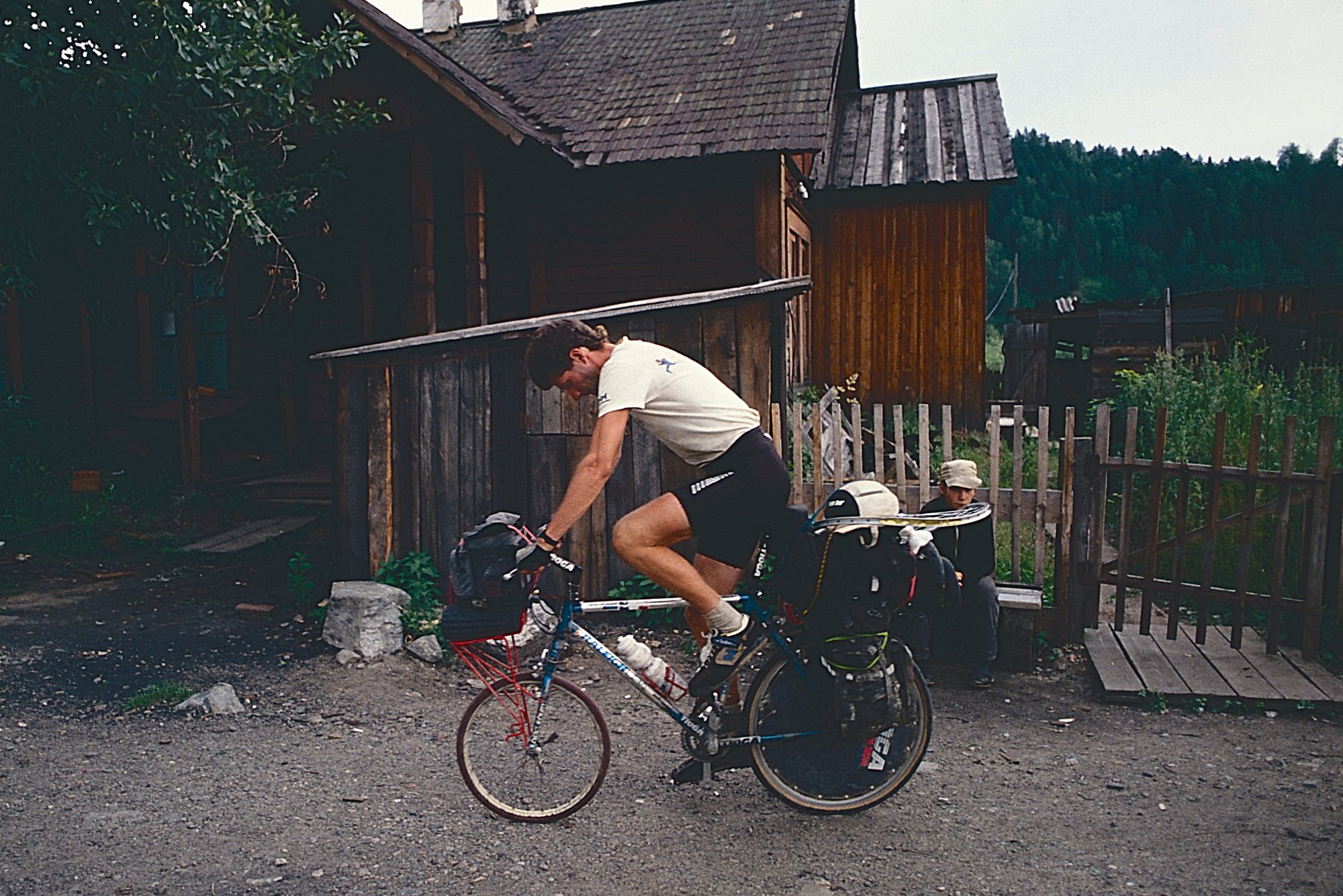 Circus bike: it's wobbly, the front brake pads are too high above the small wheel to serve any purpose -no high speed decent off the Altai for me- and the time trial vibe is odd, but it will hold until we find a replacement.. 