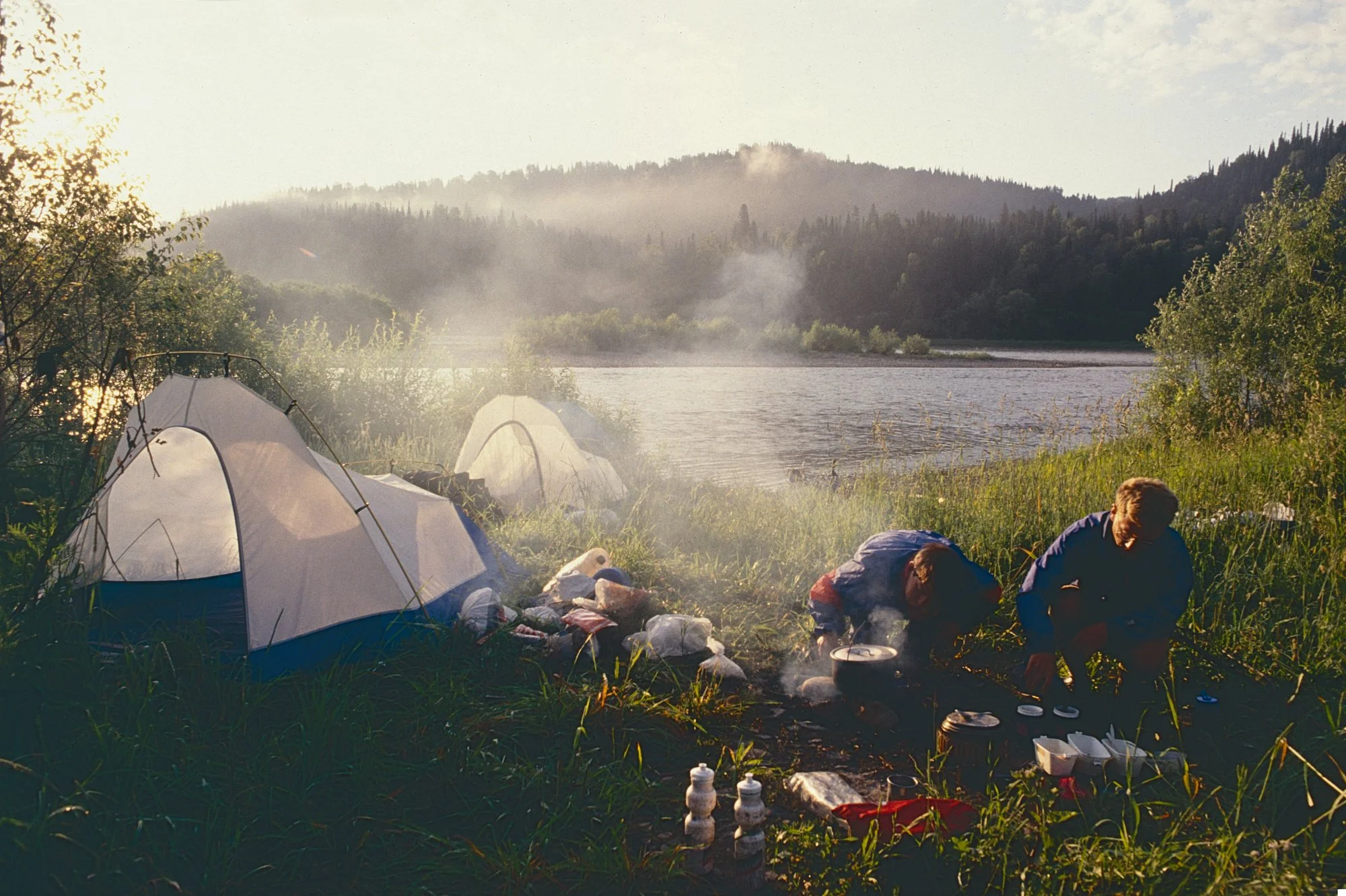 Stopped by a broken rim and having advanced only a few kilometers, we set up camp on the river edge.