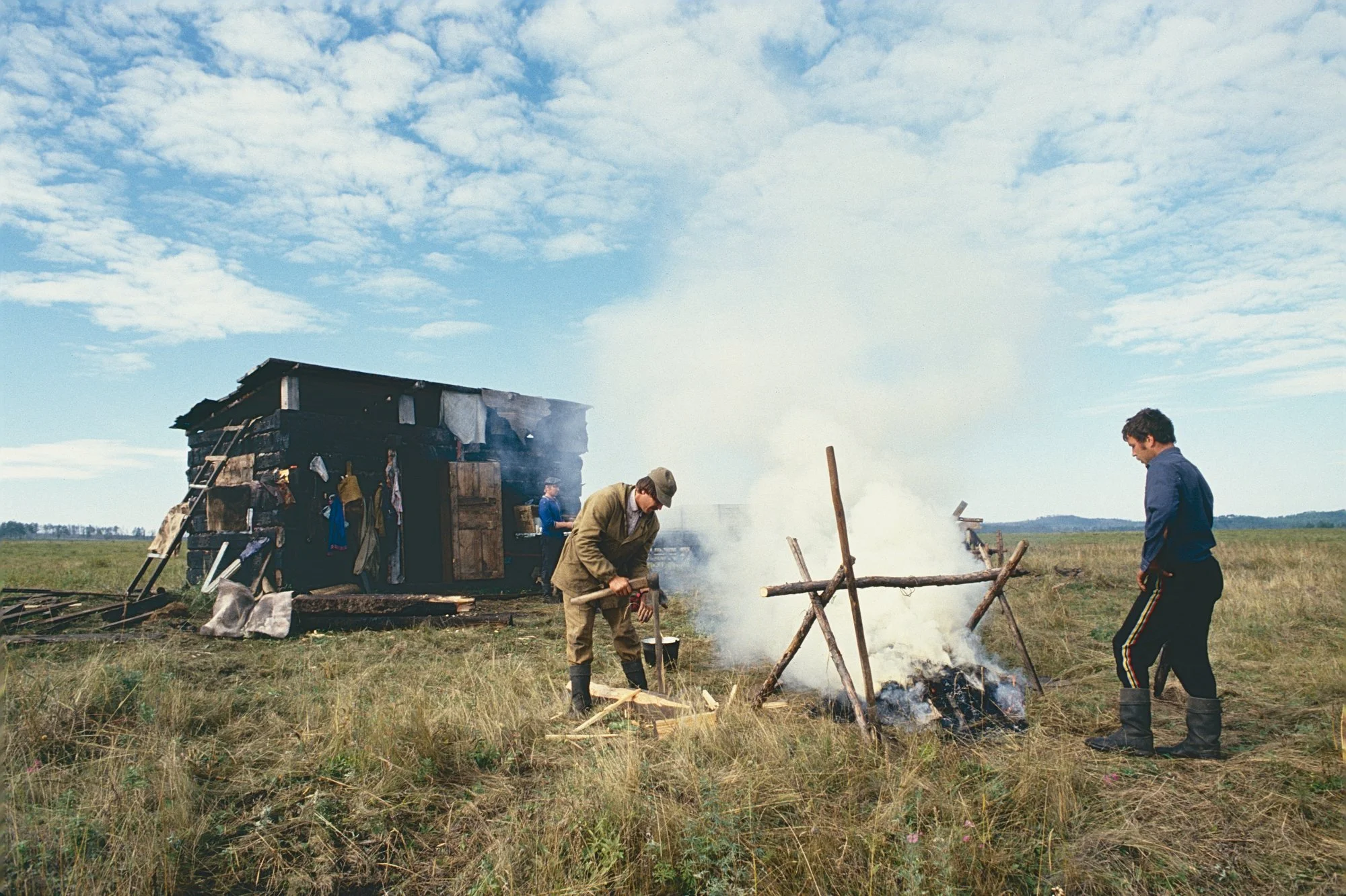 After coming upon this settlement near the Trans-Siberian tracks, we call it a day and spend the night in the cabin in the company of local rats, which spares us from having to pitch, dry and pack the tents in the morning. 
