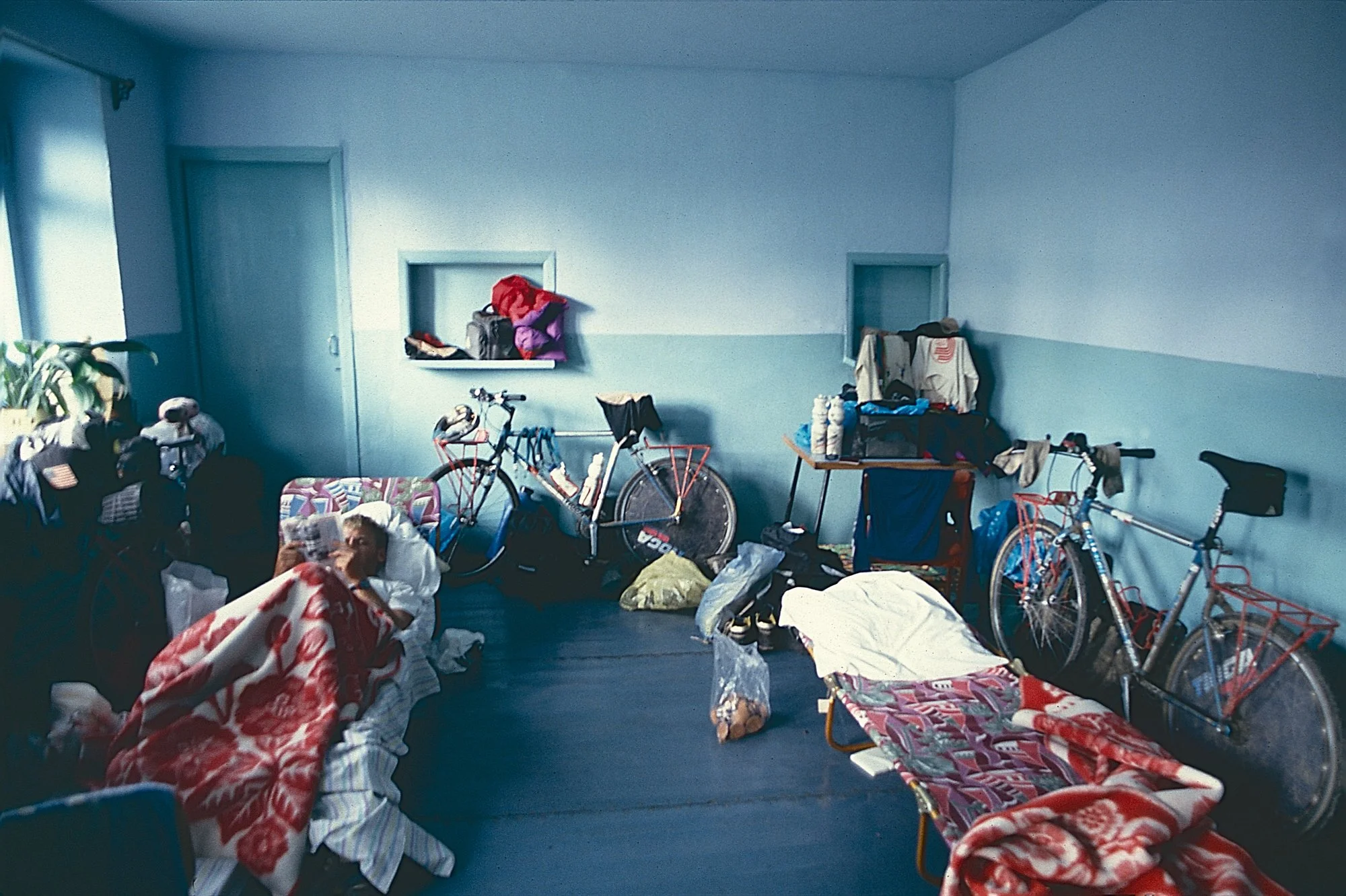 Howard catches up on reading as we dry clothes under our last roof for a while.