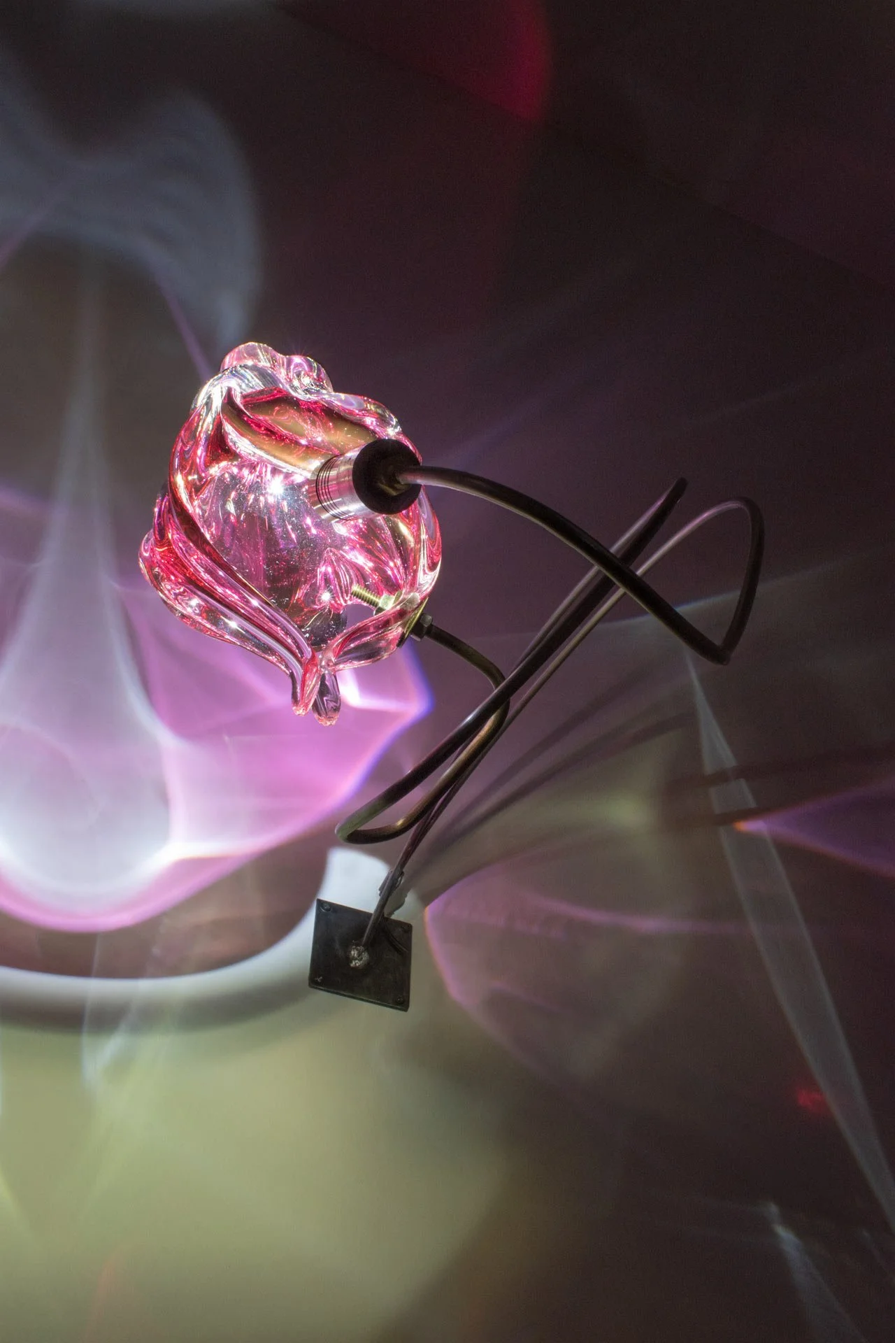 Illuminated detail shot of the basket, highlighting the quality of the glass that leads to a unique light cast.