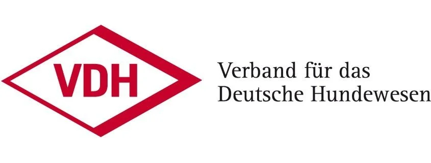 Das Logo des Verbands für das Deutsche Hundewesen (VDH) mit rotem Schriftzug in einem roten Rahmen, daneben der Name des Verbands in schwarzer Schrift.