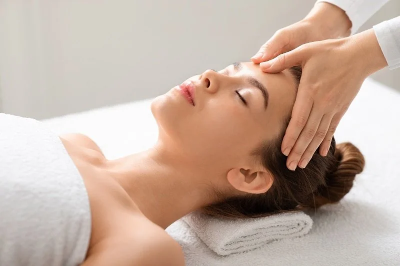 Holistic therapeutic facial treatment using fascia-focused techniques