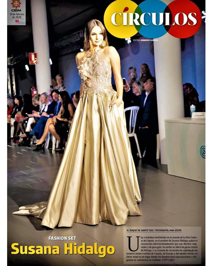 Imagen de una revista llamada 'Círculos' con una portada que muestra a una mujer con un vestido largo de color dorado en modo pasarela, en un evento con audiencia sentada y un ambiente moderno.