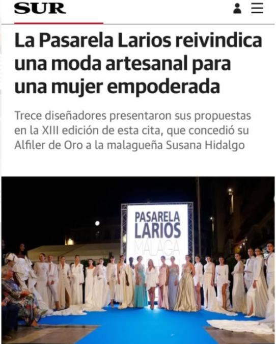 Grupo de mujeres desfilando con ropa artesanal en una pasarela en Málaga, con un cartel que dice 'Pasarela Larios' y encabezado en un periódico que celebra la moda artesanal para mujeres empoderadas.