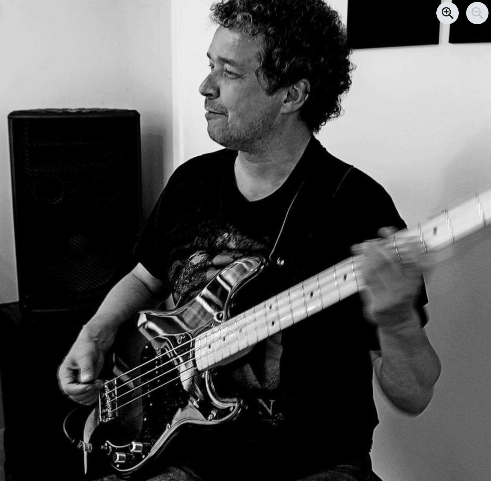 Black and white image of Stian Vilming playing a guitar