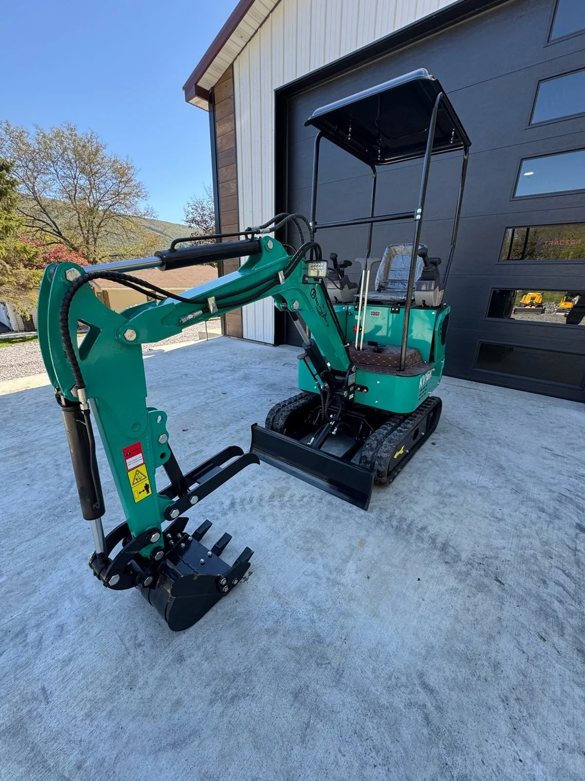cfg-kv16r-mini-excavator-boom-thumb-quick-hitch.jpg
