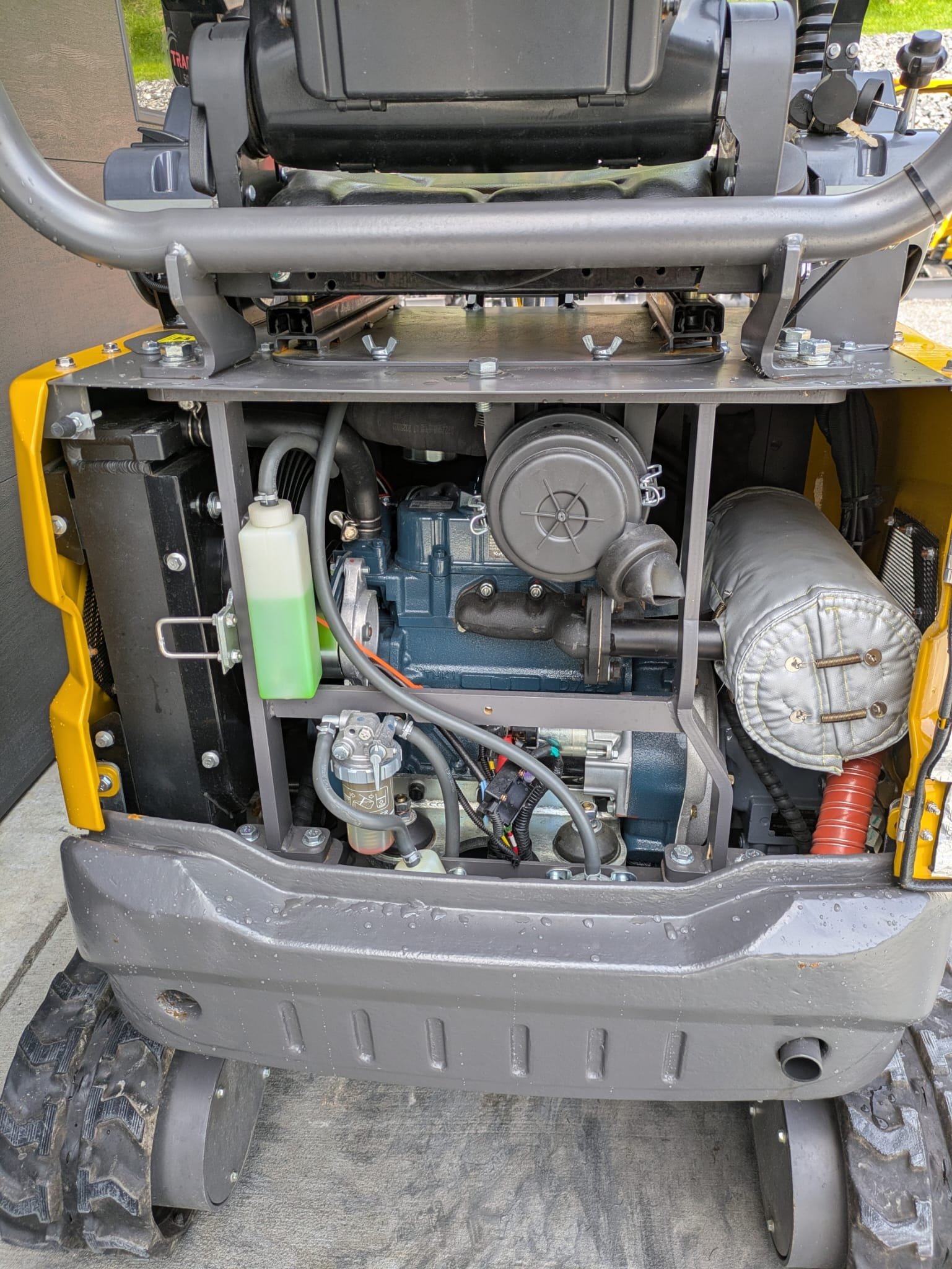 Huayee SHY12 engine compartment