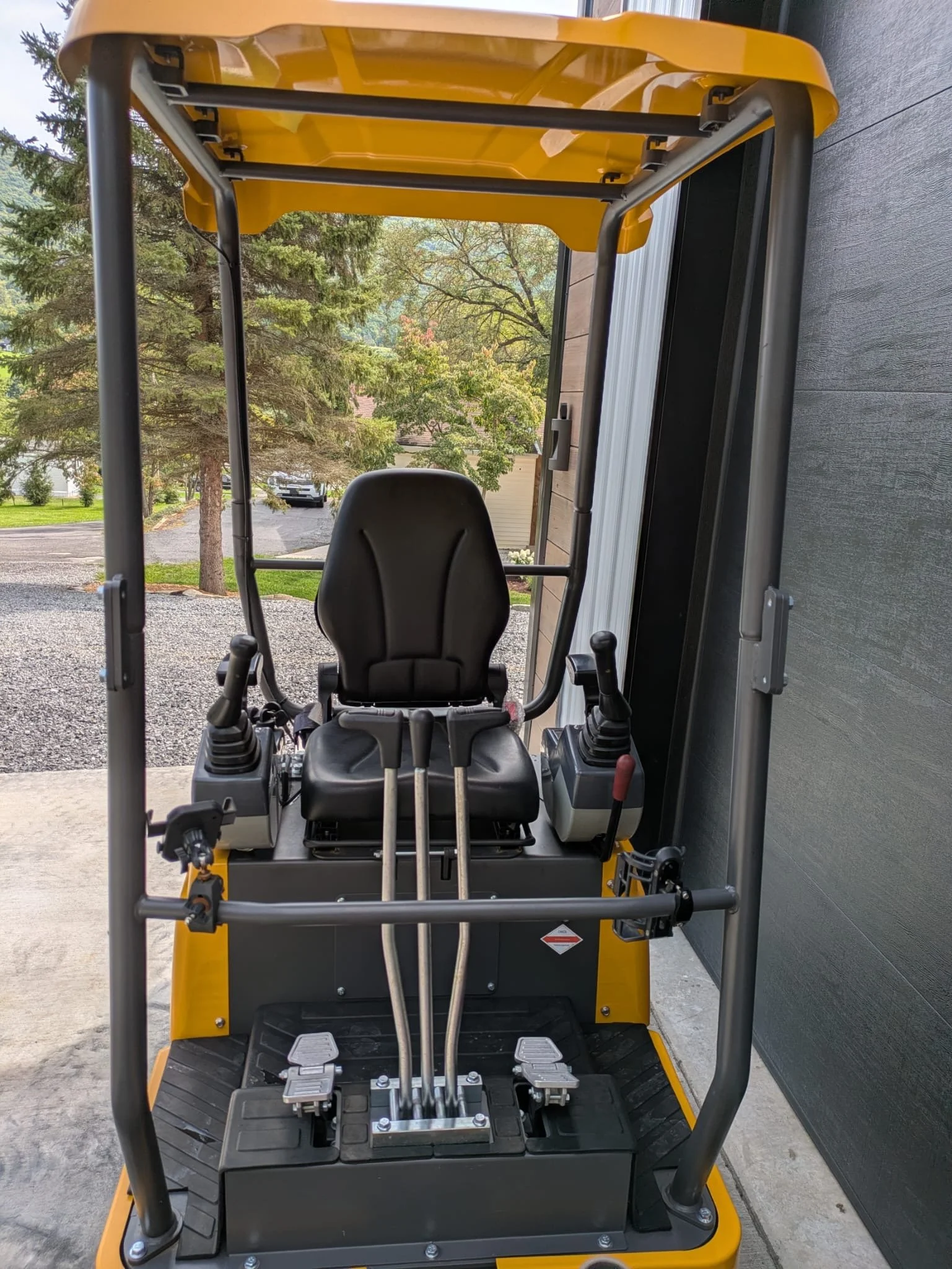 Huayee SHY12 operator seat, joysticks and travel levers