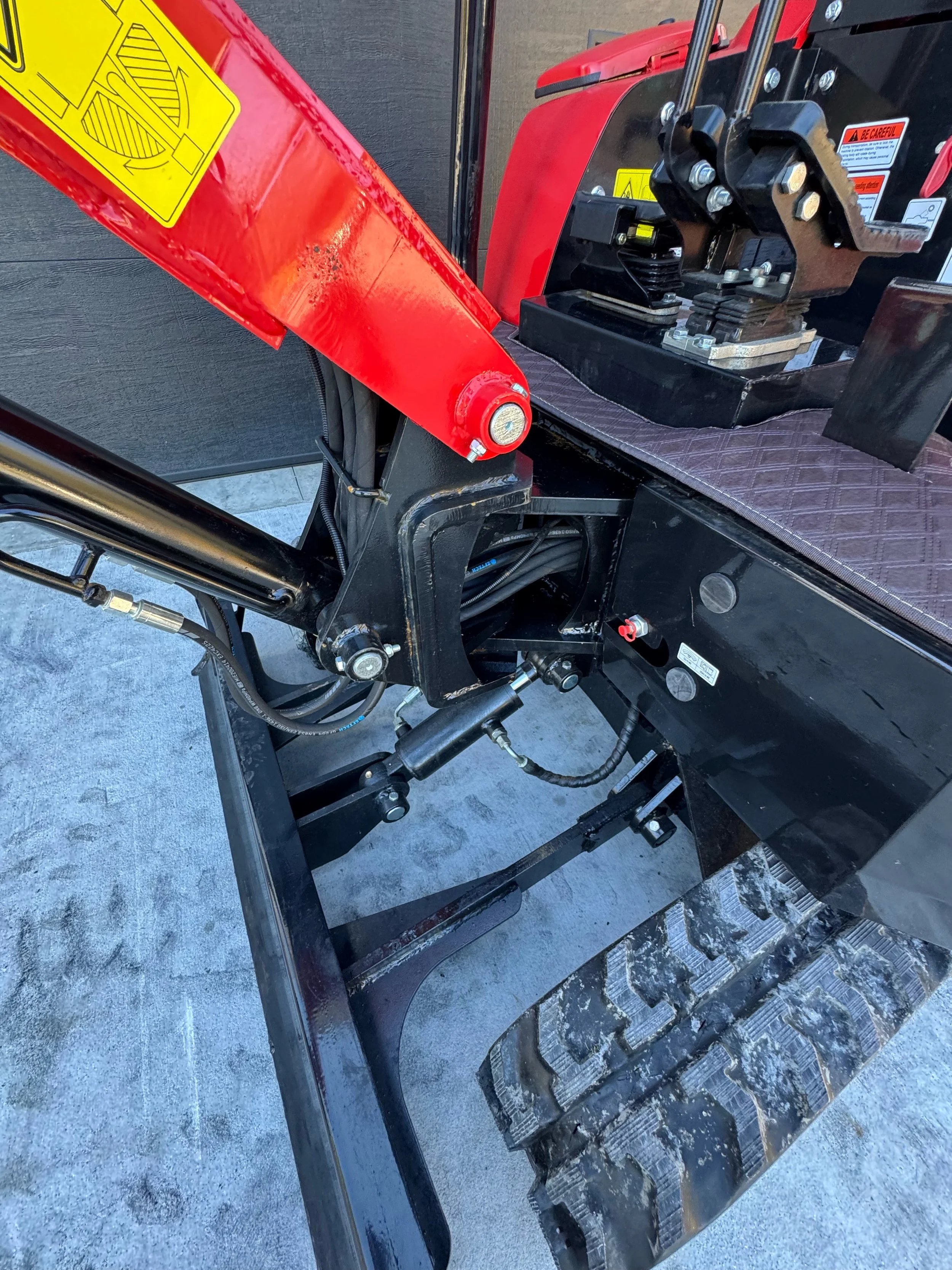 YNT18 mini excavator swing boom pivot and front dozer blade, close-up