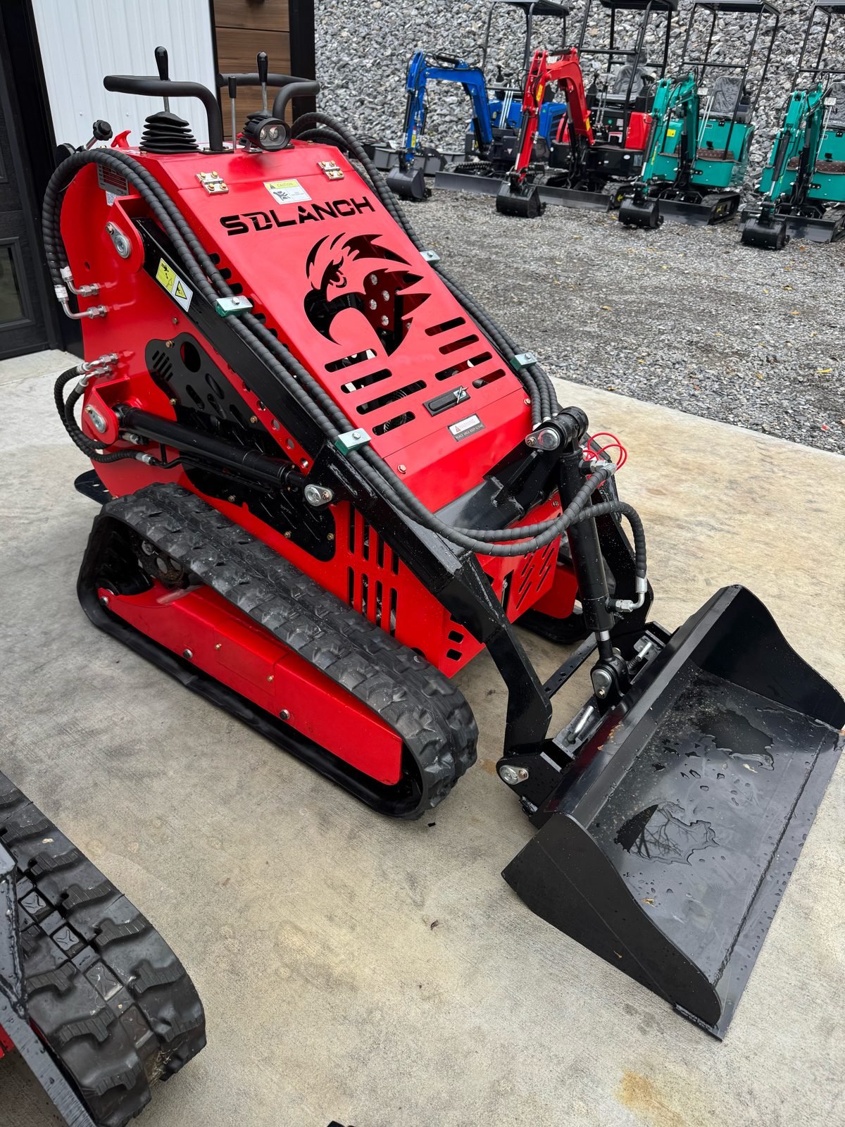 sdlanch-sdll60-mini-skid-steer-side-view-bucket.jpg