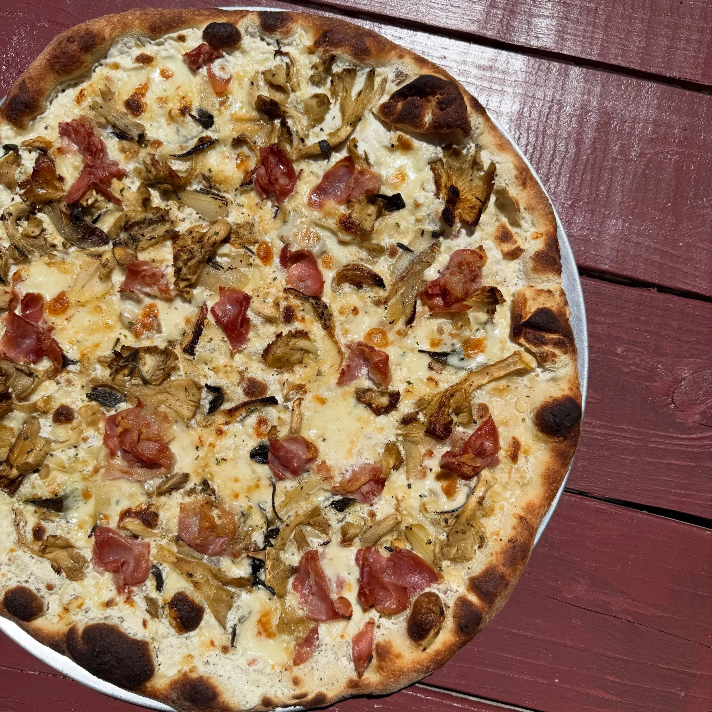 Kiki's pizza special of the week: 

The Woodland White 🍄&zwj;🟫🧅🧄
▶️ Locally foraged oyster mushrooms, 
shallots, garlic, fontina and taleggio cheese
with a white cream ricotta sauce topped with crispy prosciutto 

Available starting TODAY! 

Call