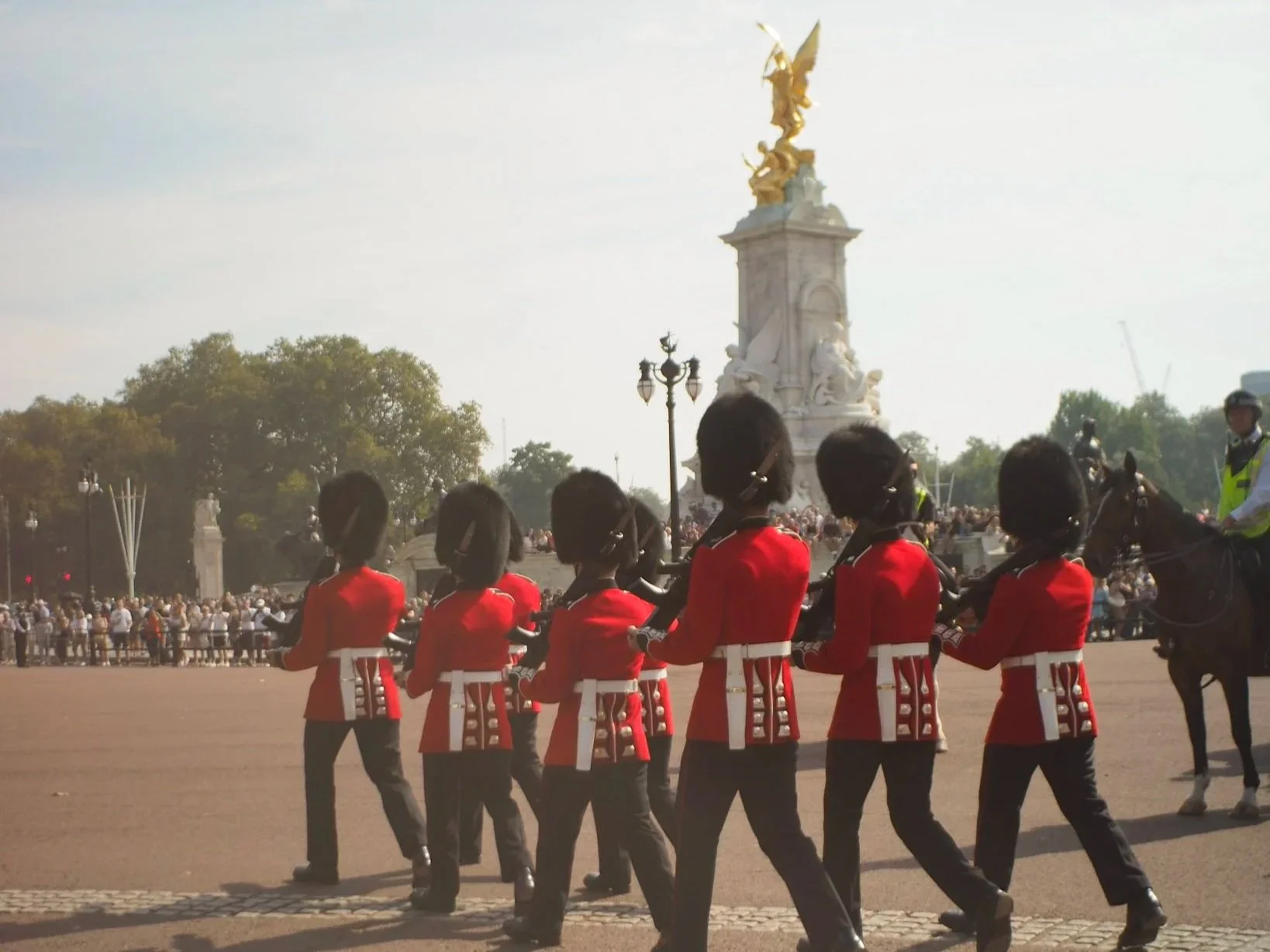 Students experience the iconic Changing of the Guard at Buckingham Palace, watching the ceremony and tradition that define one of London’s most famous royal rituals. Standing at the Palace gates offered a front-row view of history in motion.
