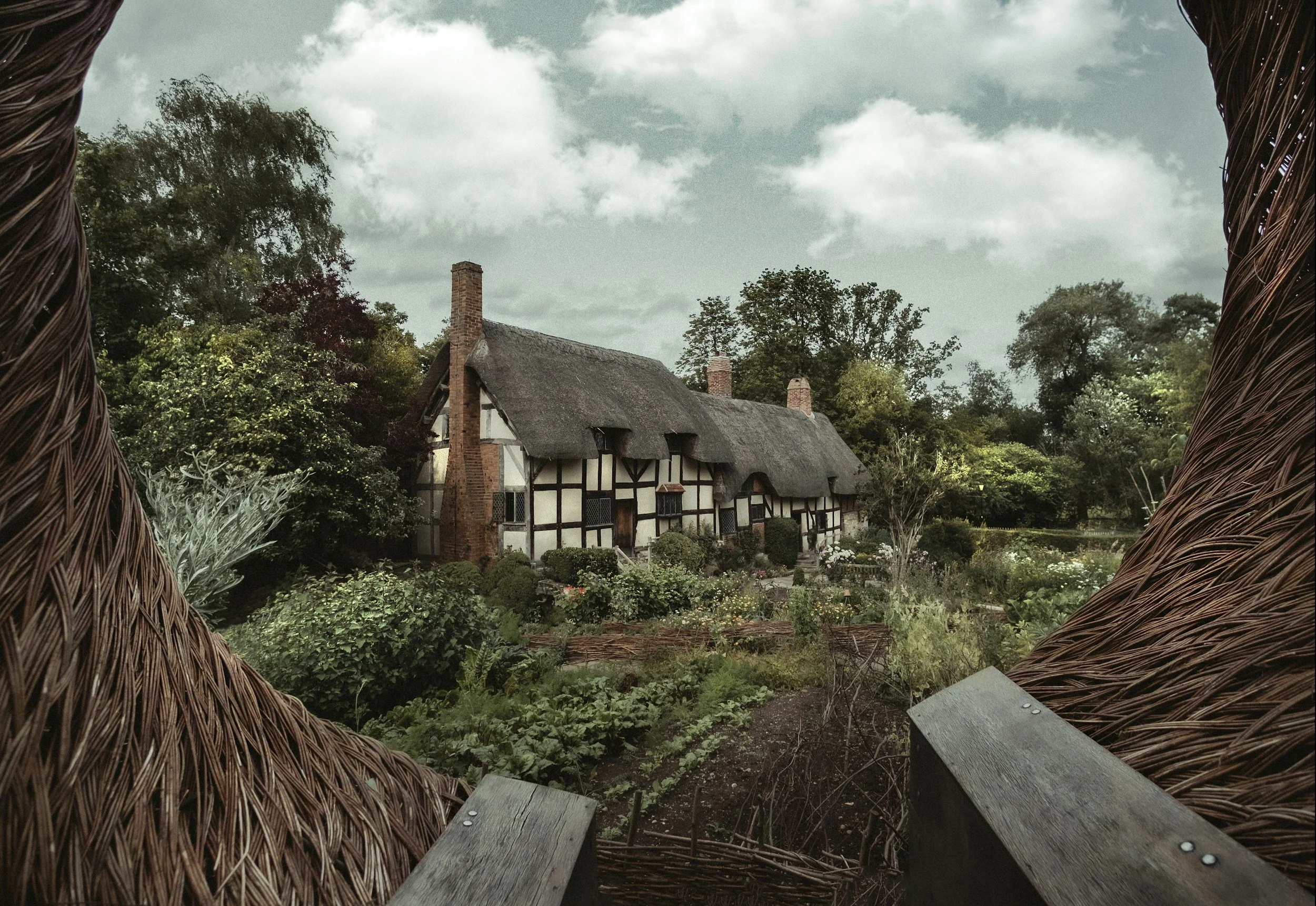 Students visit Shakespeare’s Birthplace in Stratford-upon-Avon, walking through the home where the world’s most famous playwright began his story. 