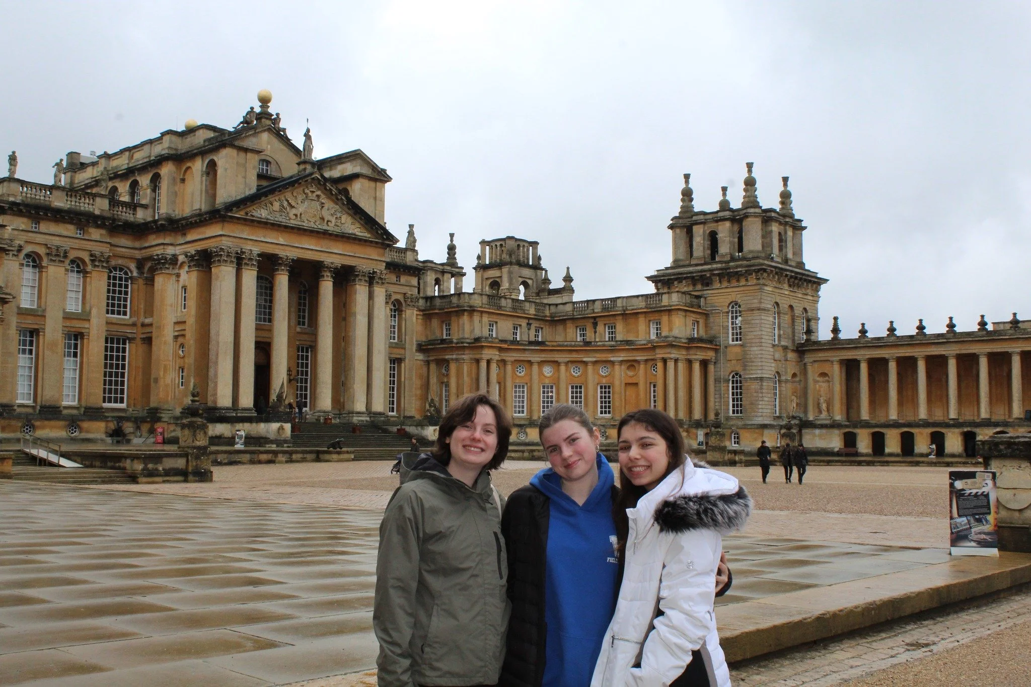 Students spend the day exploring Blenheim Palace — a UNESCO World Heritage Site, architectural masterpiece, and the birthplace of Winston Churchill. The estate offers an unforgettable look into one of England’s most storied homes.