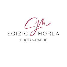Logo de Soizic Morla, photographe, avec une signature en rouge.