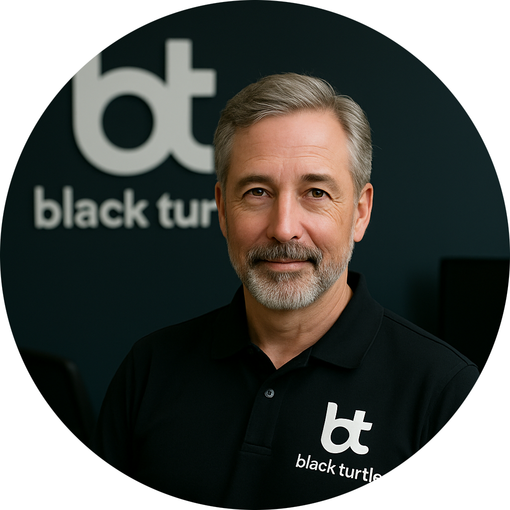 Hombre en oficina con tablet-modified.png