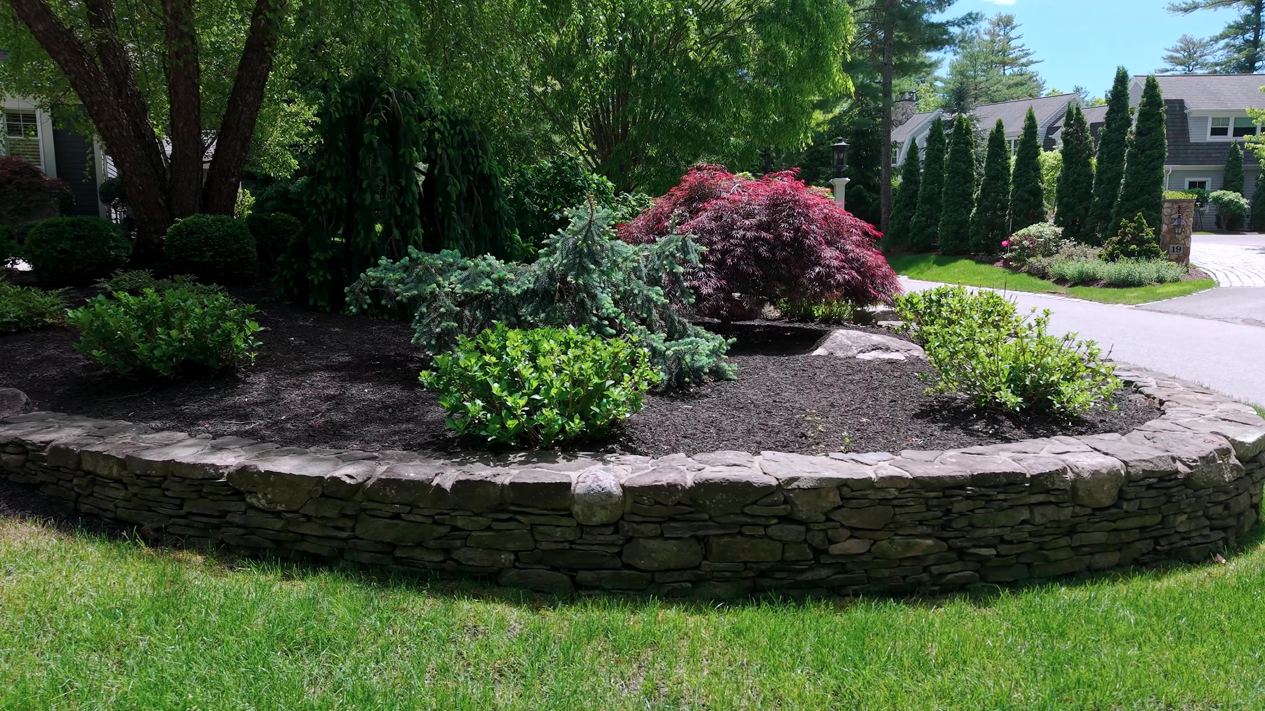 Short stone retaining wall 