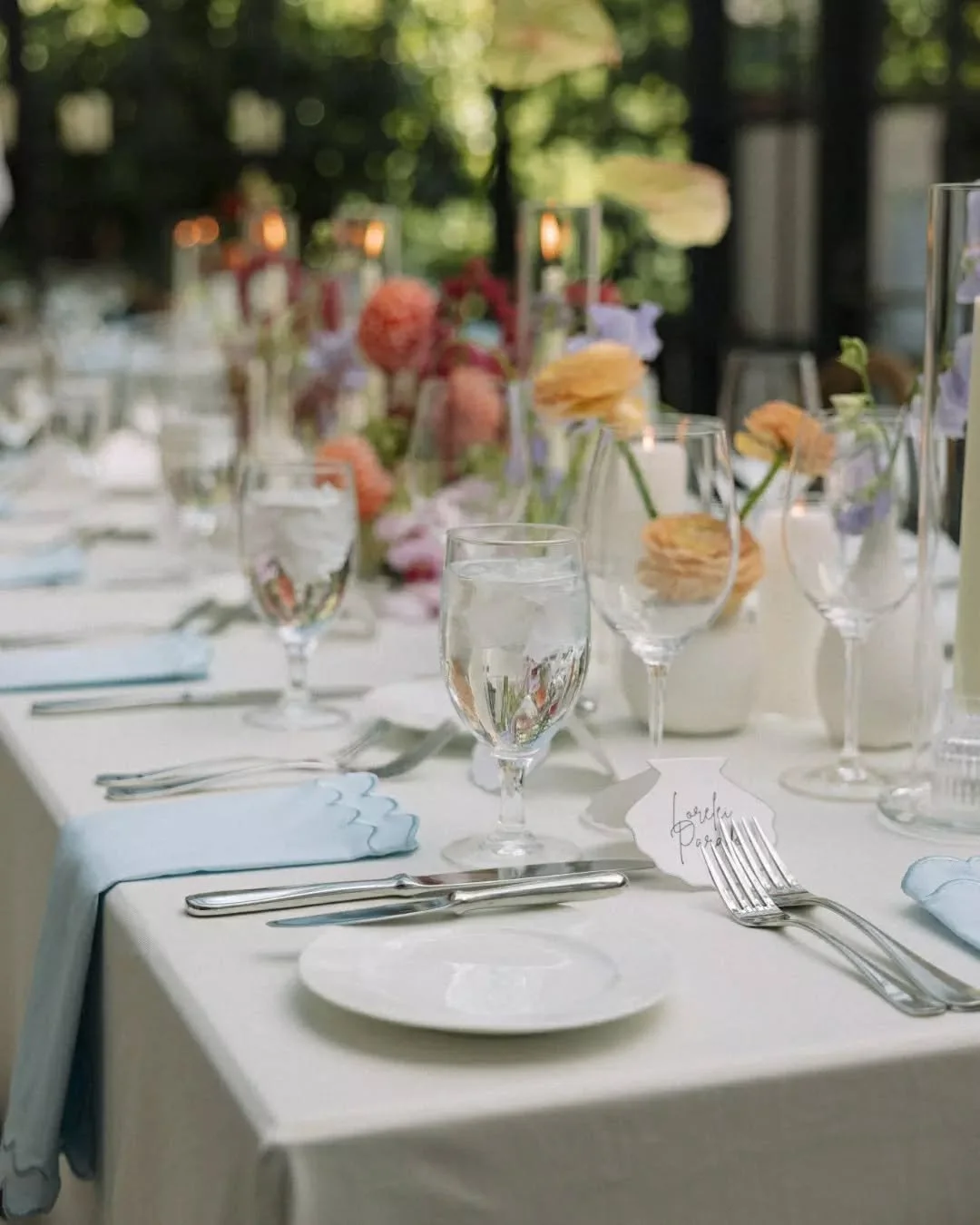A table that pops with color, texture, and just the right kind of joy&nbsp;🌸

Venue: @fivecrownsrestaurant
Coordinator: @wildeandsageco.lauren @wildeandsageco.ashley
@wildeandsageco
Photography: @thedelacastros
Rentals: @forthetable.club &amp; @reno