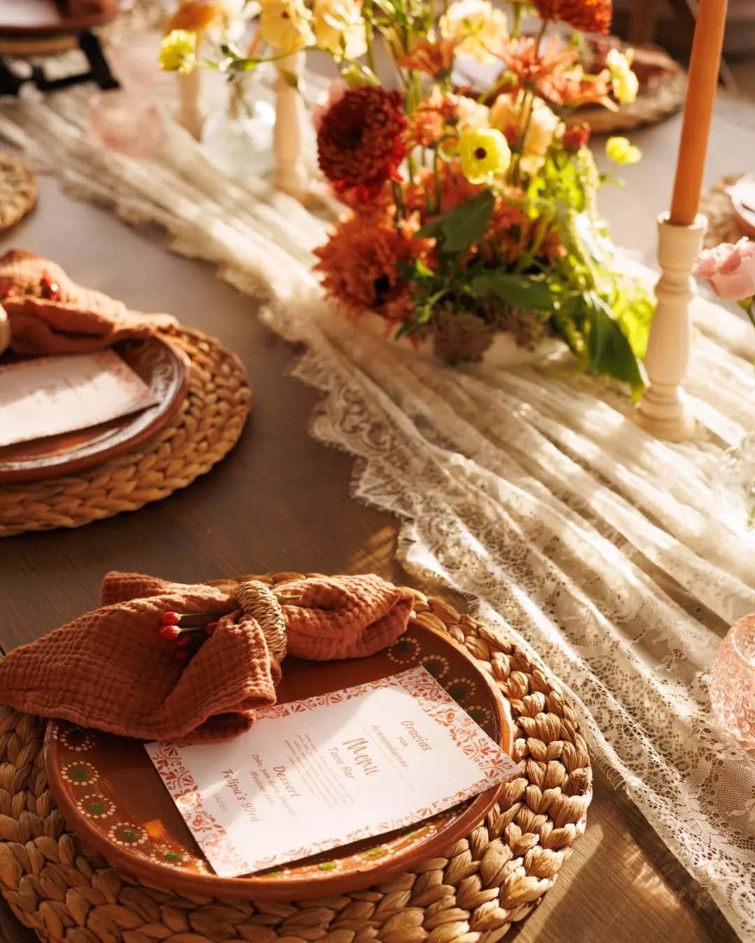 Warm tones, natural textures, and the subtle beauty of our Mexican clay plates&mdash;every element curated to elevate the table.

Rentals: @renowned.events @s_p_r3_rentals_
Photography: @photosbyjackyym_
Planner: @whiteolive.events
Florist: @bright.b