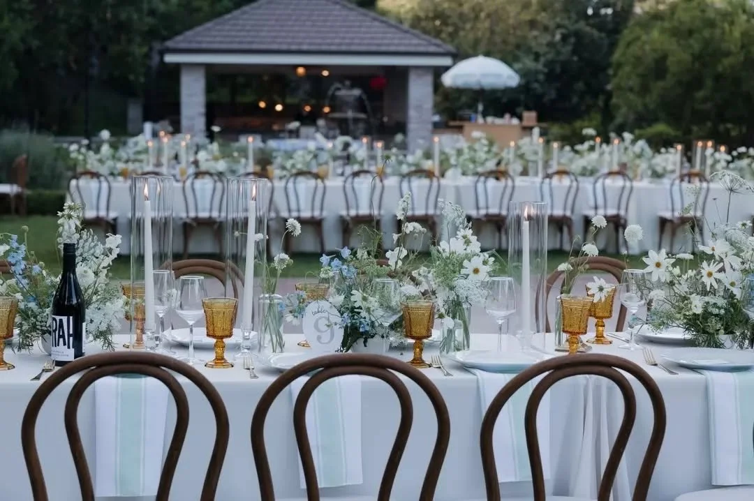 When the setting, the details, and the open air work together, the table becomes its own experience. Outdoor dining at its prettiest✨

Rentals: @renowned.events
Photographer: @ariele_photography
Planner: @sierrajamesevents
Desserts: @hapabakeryoc @wi