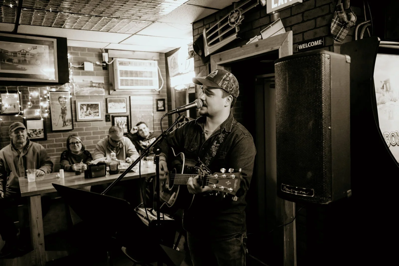 TheoLinebaugh_Live_Side_Audience_BW.jpg