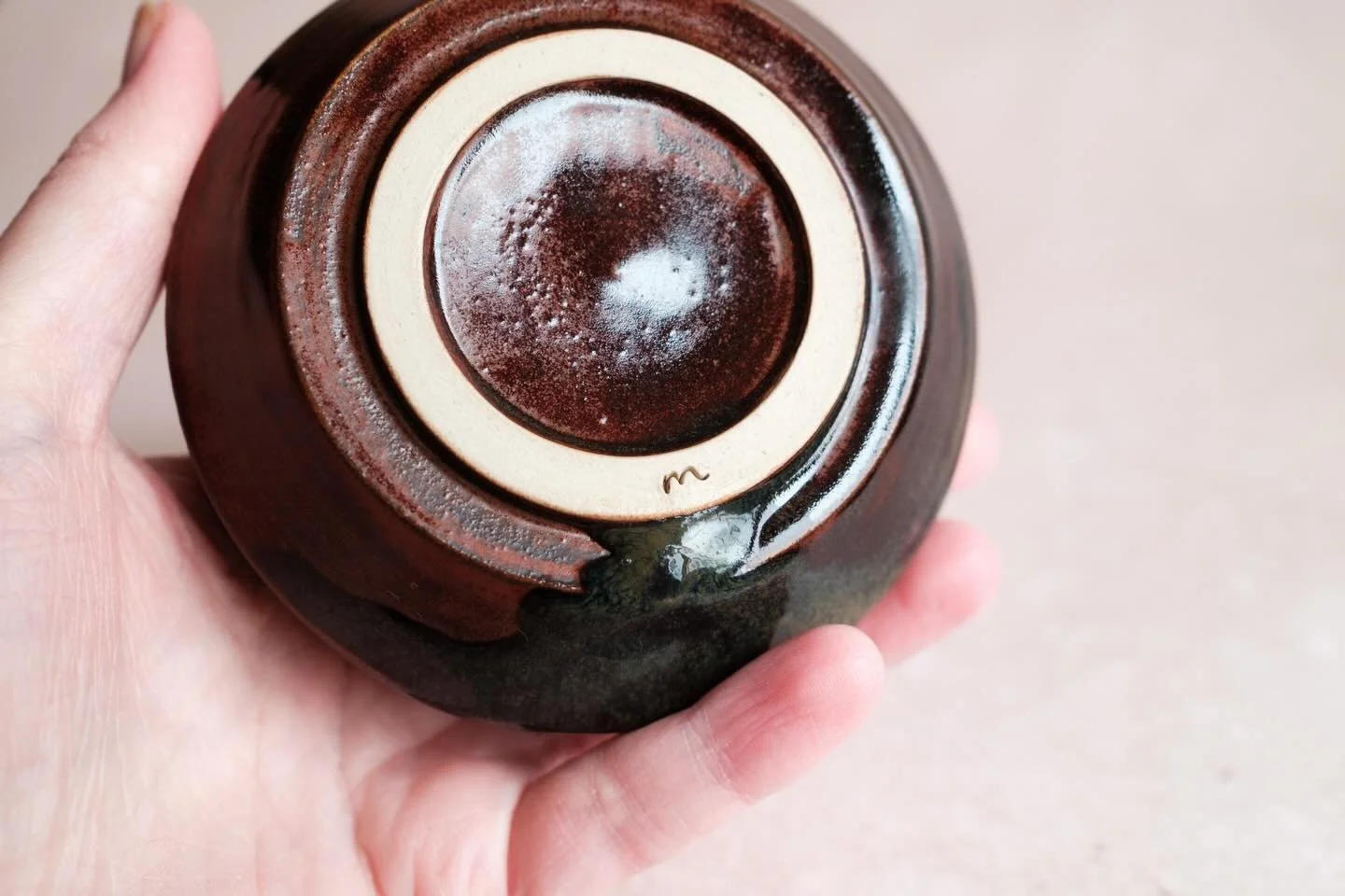 &mdash; onder al m&rsquo;n potjes stempel ik het miezepluis logo. sinds kort heb ik ook deze kleine m, die precies in de voetring past. ❤️

#ceramics, #keramiek, #clay, #pottery, #klei.