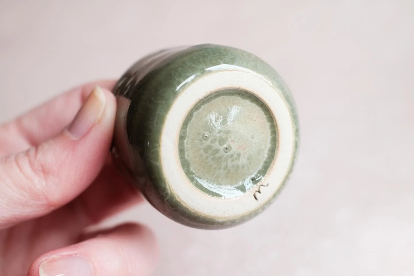 &mdash; wat je niet boent, bl&egrave;ft plekke. het is je vast wel eens opgevallen dat de voetjes (oftewel de &lsquo;standring&rsquo;) van jouw kopjes en borden ruw aanvoelen. op die plek zit geen glazuur. met een reden, want glazuur smelt in de oven