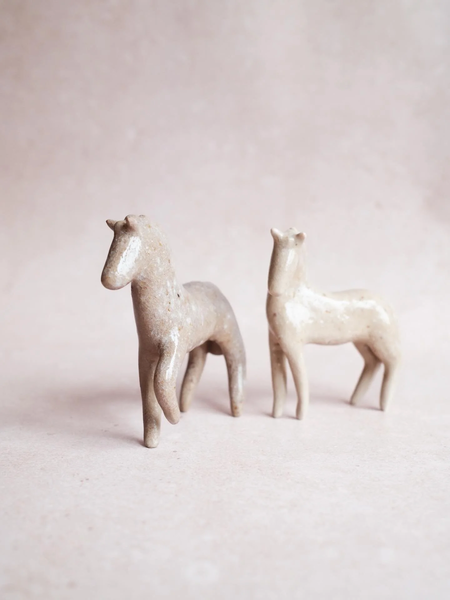 &mdash; het is zo ver: de nieuwe vriendjes voor deze twee staan nu in de oven! ❤️

#ceramics, #keramiek, #sculpture, #pottery, #horse.