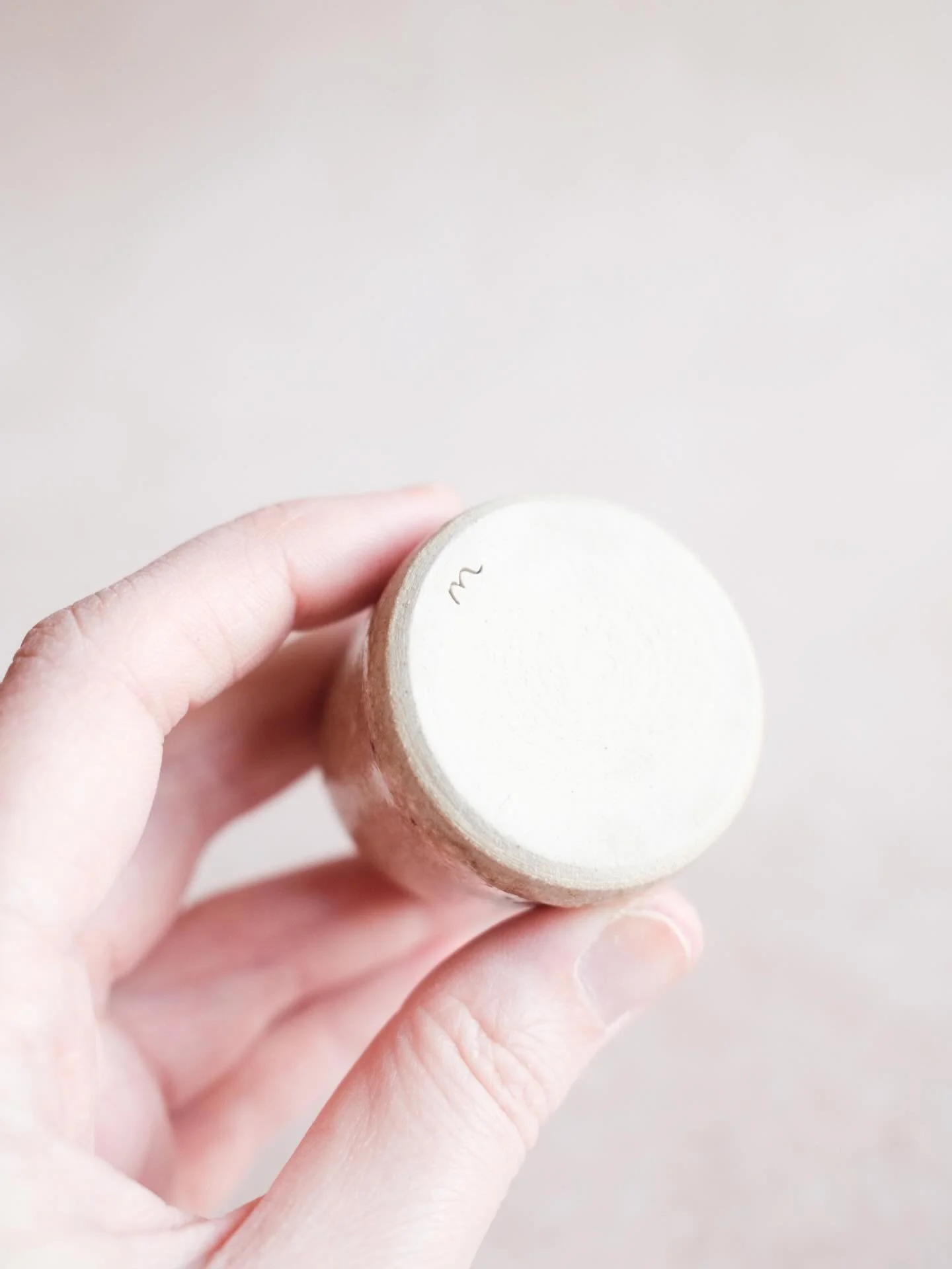 &mdash; geen potjes draaien deze week, maar voor volgende week staat er het een en ander klaar om af te draaien. afdraaien is stap twee van werken op de draaischijf. je geeft de klei wat tijd om op te drogen tot het &lsquo;leerhard&rsquo; is, waarna 