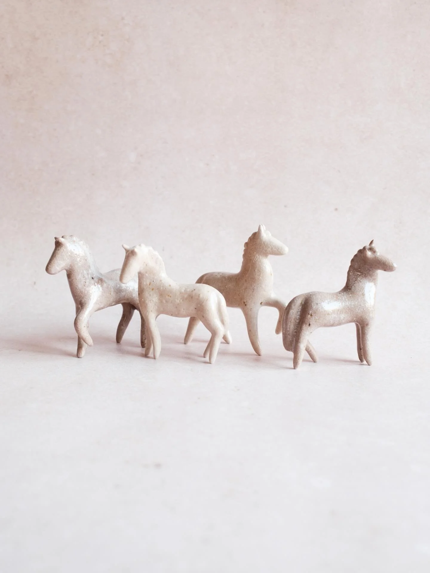 &mdash; glamourshot van de vriendjes. ❤️ ik kan niet wachten om deze verder op te pakken: &eacute;&eacute;n vriendje redden, goudluster uitproberen &eacute;n natuurlijk nog meer vriendjes kleien, natuurlijk.

#ceramics, #keramiek, #clay, #pottery, #k