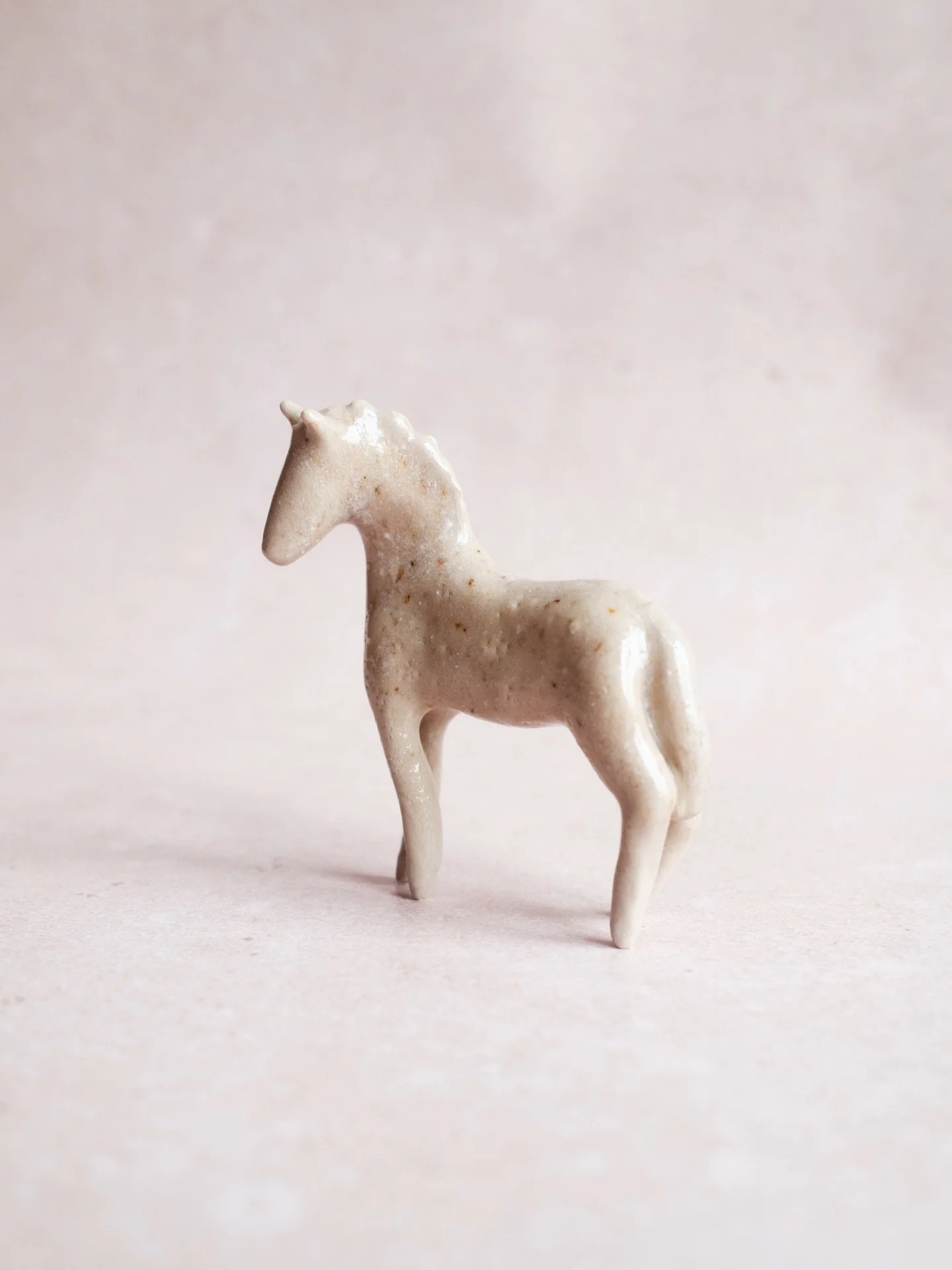 &mdash; in juni volg ik een meerdaagse workshop zoutstook bij @phoenixcultuur. dat betekent dat ik nu toch een beetje moet gaan werken aan stukken om mee te nemen. een goeie vaas staat op m&rsquo;n lijstje. maar heel eerlijk: een paar paardjes moeten