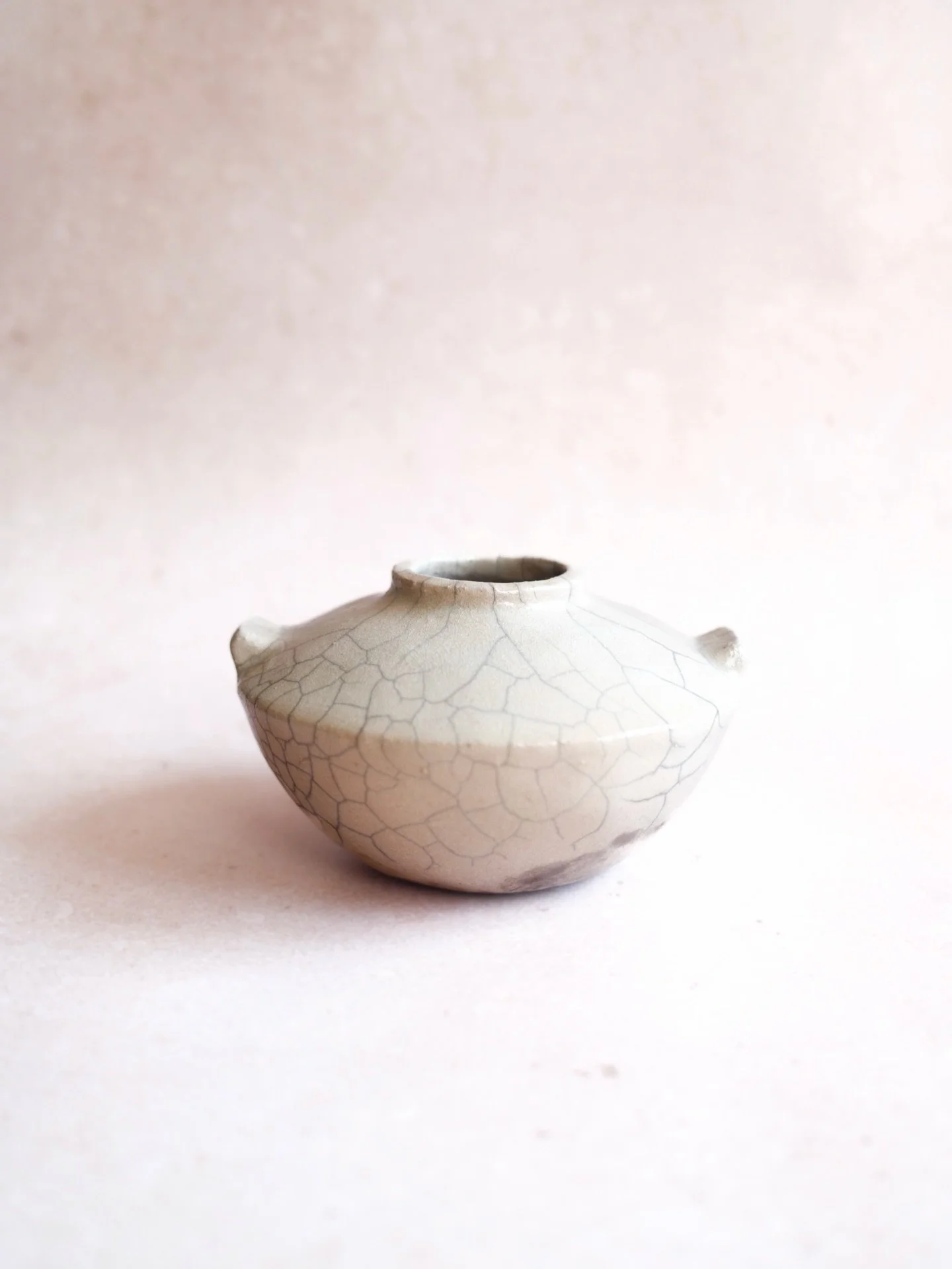 &mdash; het zou zo maar kunnen dat deze pot na de biscuitstook een jaar op de plank heeft staan wachten&hellip; extra blij met hoe hij uiteindelijk geworden is na de rakustook! 

#ceramics, #keramiek, #pottery, #raku, #rakufiring.