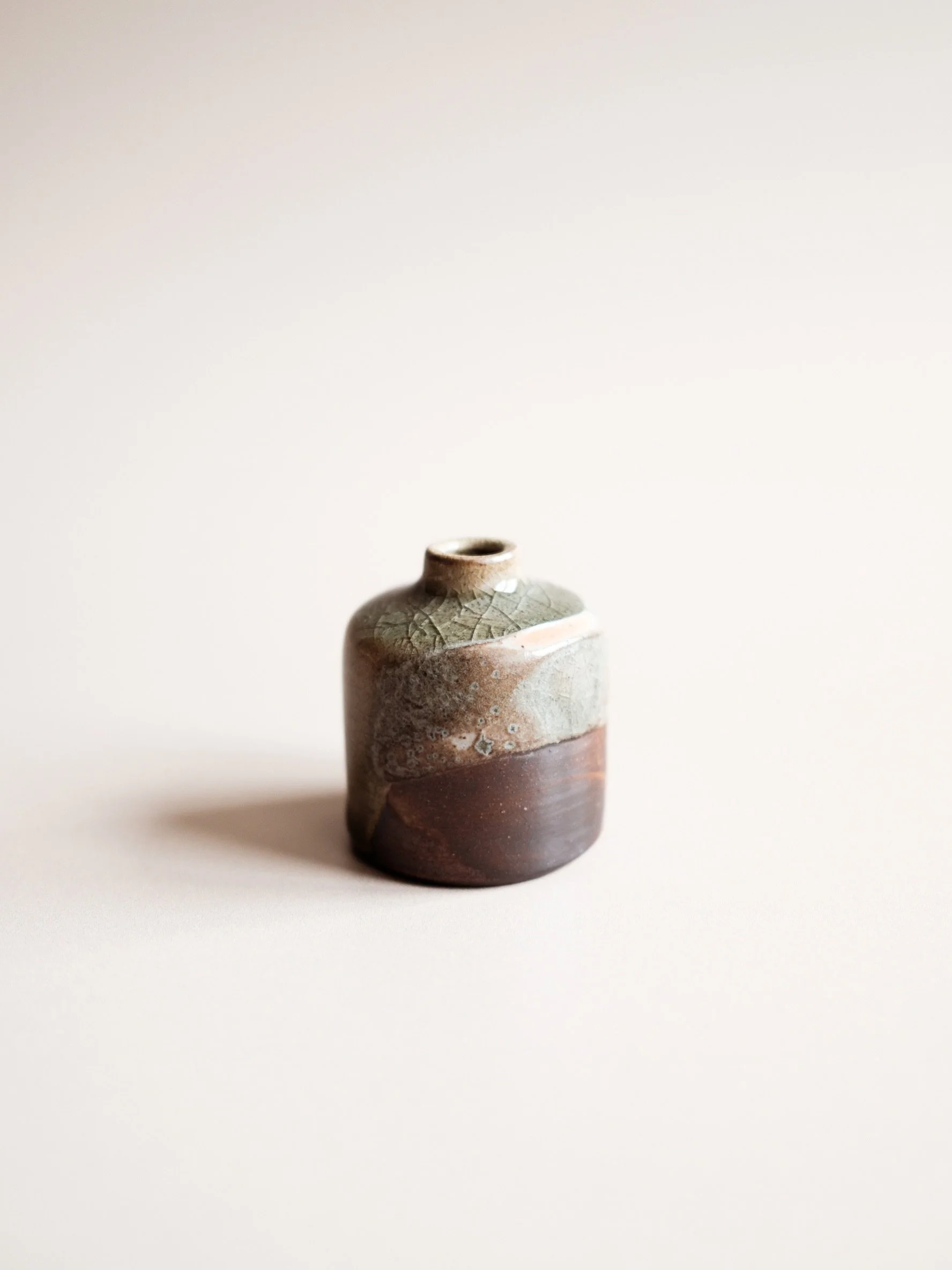 &mdash; hier maakte ik misschien een klein foutje (het glazuur overzetten met shino), maar ja: het resultaat is wel mooi. dus bij deze: dit was geen foutje, dit was gewoon de bedoeling. 🤭 

#ceramics, #saltfiring, #happylittleaccidents, #keramiek, #