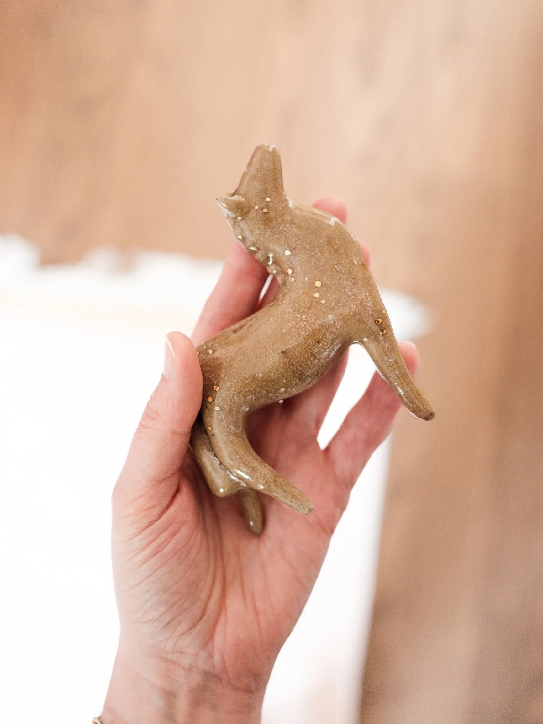 &mdash; herinner je je deze probleempje nog? ik wel. 🤭 er was weinig aan te redden, al vond ik het wel de moeite om deze pony tot proefpony te kronen. na een tweede glazuurstook om z&rsquo;n kale plekje te fixen, kreeg hij de eer om als eerste pony 