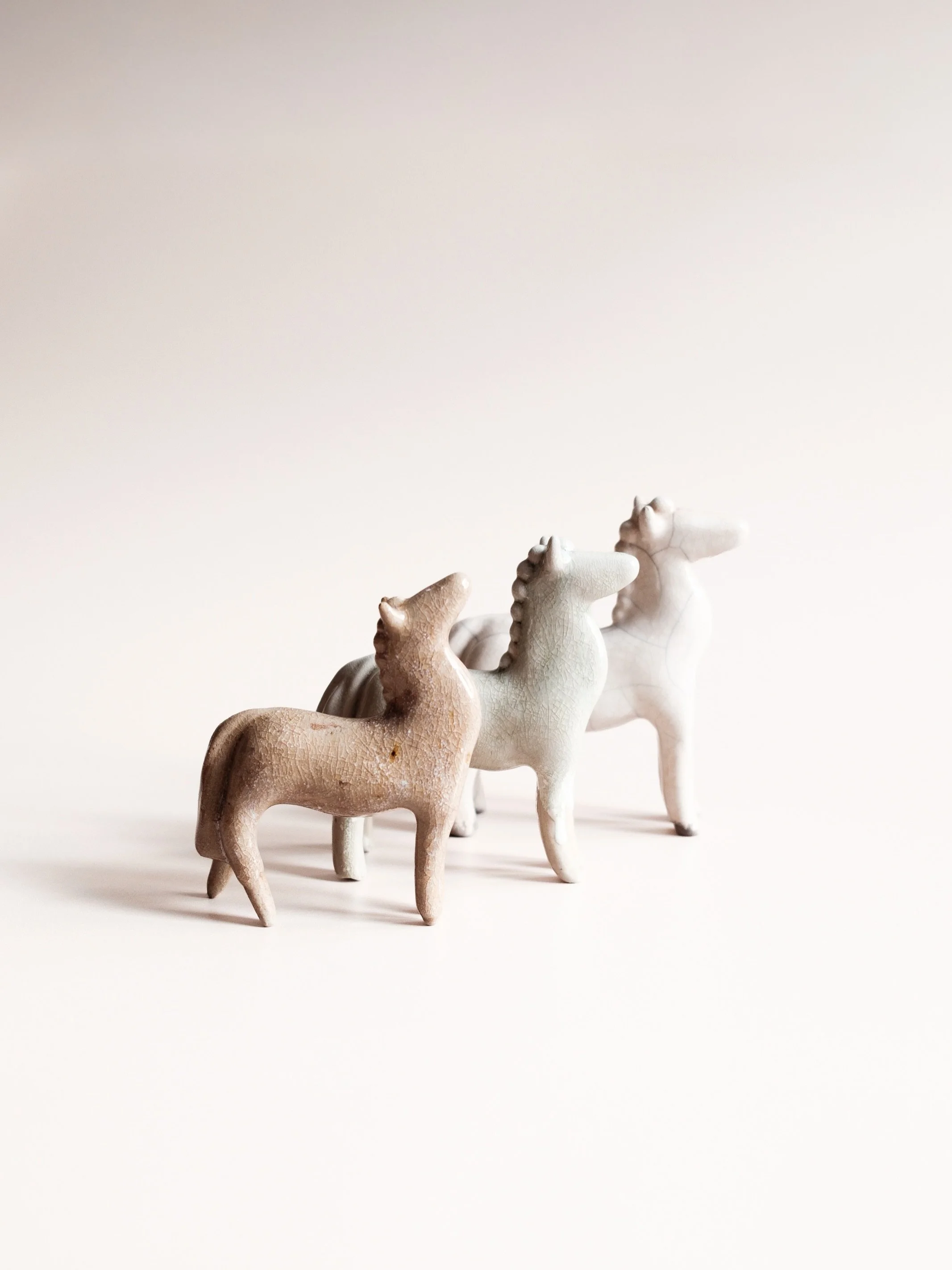 &mdash; Ken natuurlijk nie, h&egrave;: die foto van zondag posten zonder kleur. 🤭 Hier de vriendjes nog een keer. ❤️

#ceramics, #raku, #saltfiring, #oxidationfiring.