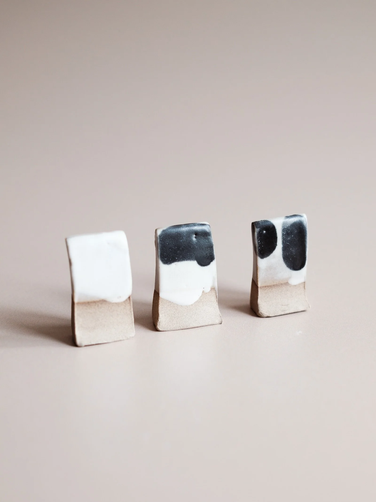&mdash; Een paar staaltjes die ik nog niet had laten zien: een heel eenvoudig en oud recept, maar wel eentje waar ik enthousiast van wordt. Gaat dit die kalkwitte matte glazuur worden die ik zoek? 🤍

#ceramics, #keramiek, #glazetest, #pottery, #glaz
