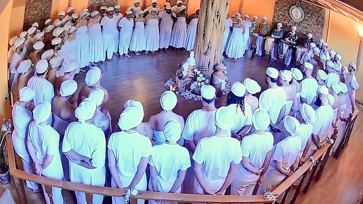 Oxal&aacute; ensina que &eacute; pela ordem e pela disciplina que se alcan&ccedil;a a paz, e &eacute; no sil&ecirc;ncio que o amor e a f&eacute; se revelam. 🤍🕊️

📸 Registo da Camarinha de Oxal&aacute; realizada nos dias 2, 3 e 4 de janeiro de 2026