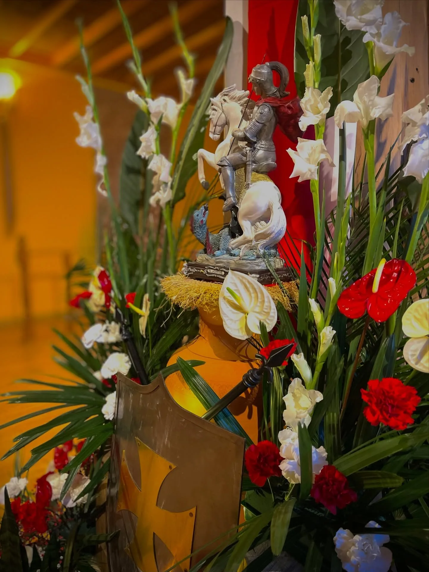 Pelo 7.&ordm; ano consecutivo, prest&aacute;mos a nossa homenagem a Ogum e S&atilde;o Jorge no Templo Lua Branca, com uma gira cheia de ax&eacute;, conduzida pelos Caboclos de Ogum, e uma feijoada de Ogum servida ao longo de todo o dia. ❤️⚔️

Que Ogu