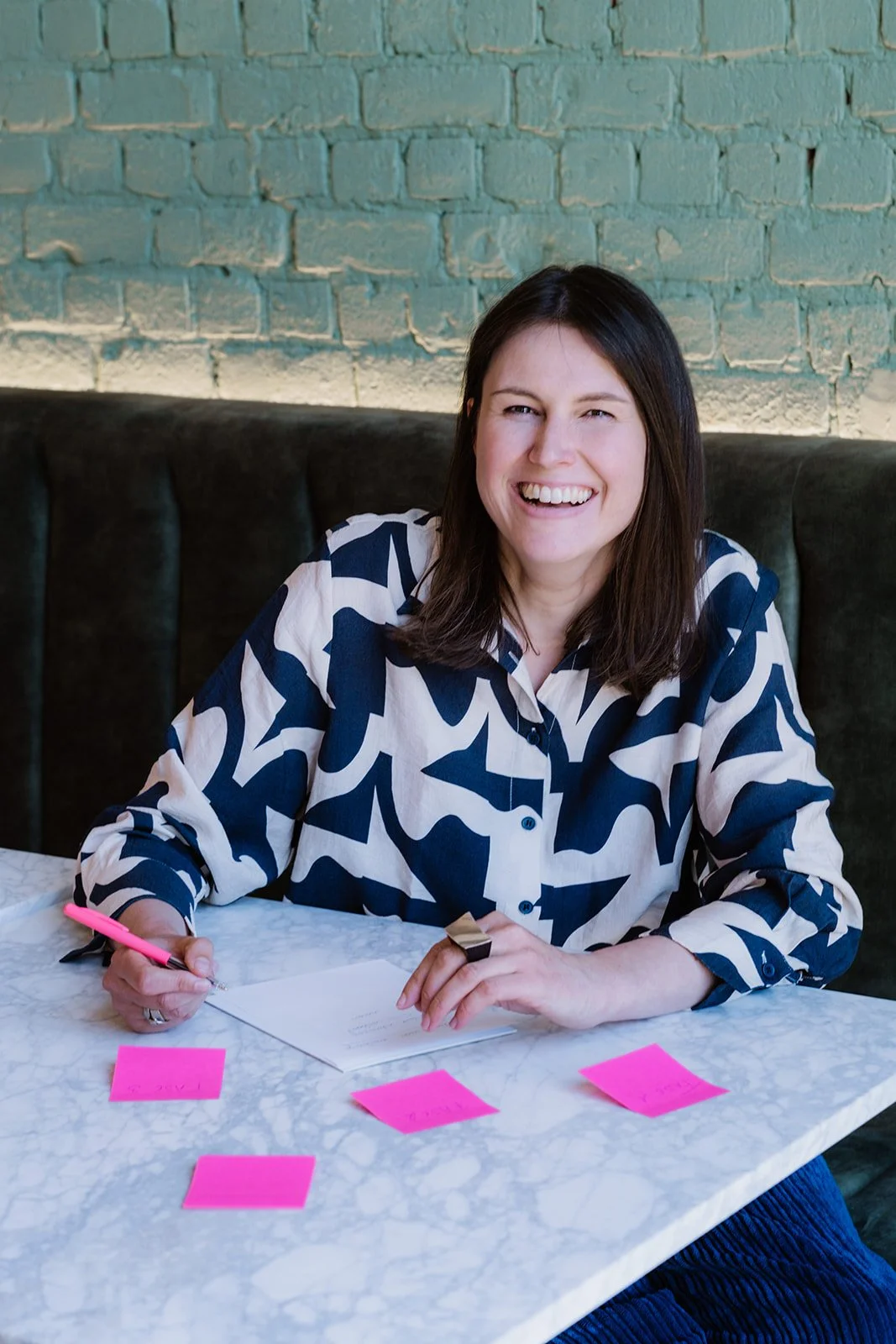 Julie, mentor voor ondernemers, die samenwerkt aan bedrijfsontwikkeling.