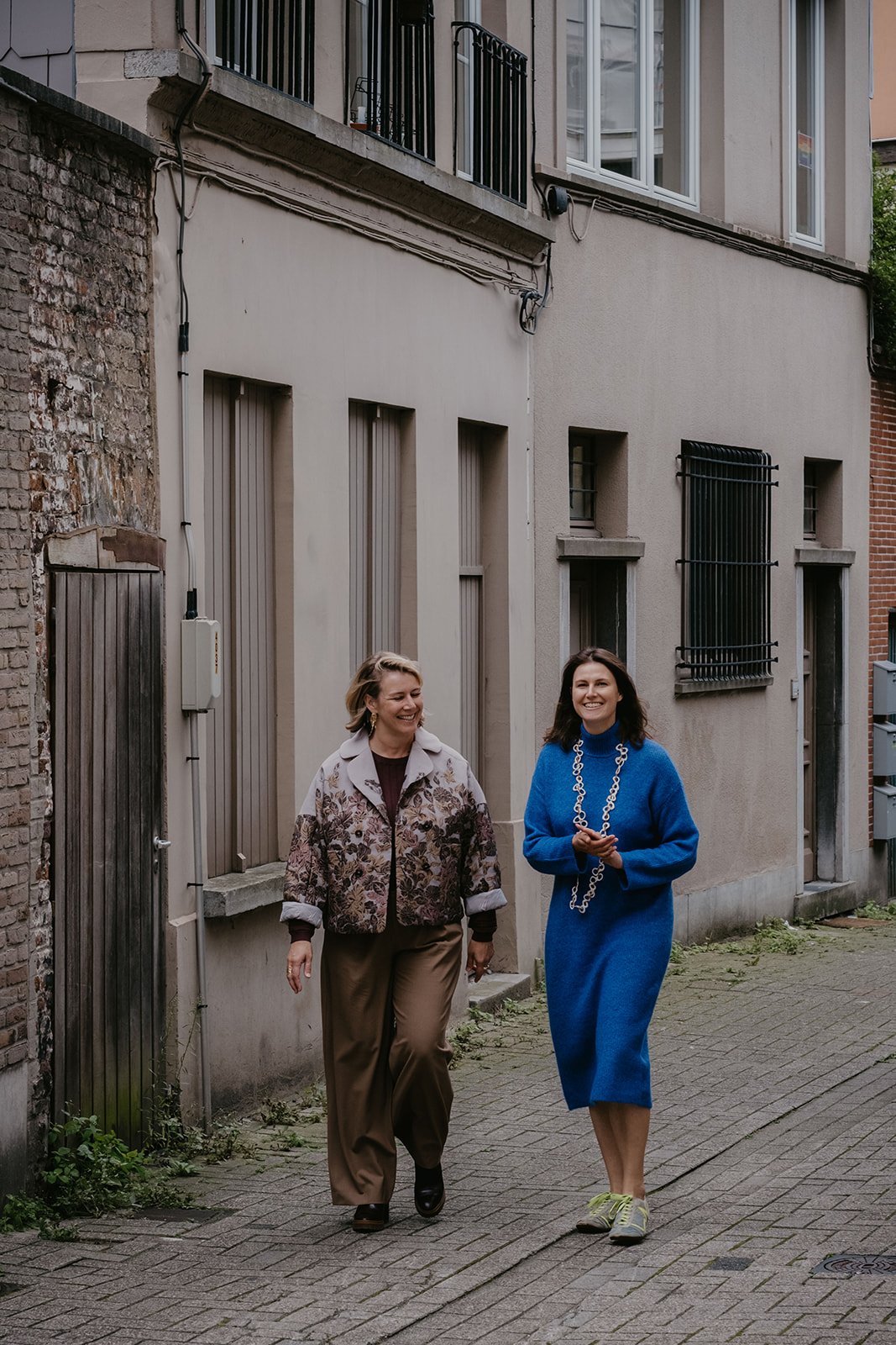 Een gedeeld moment van inspiratie tussen twee vrouwen tijdens een marketing wandeling.