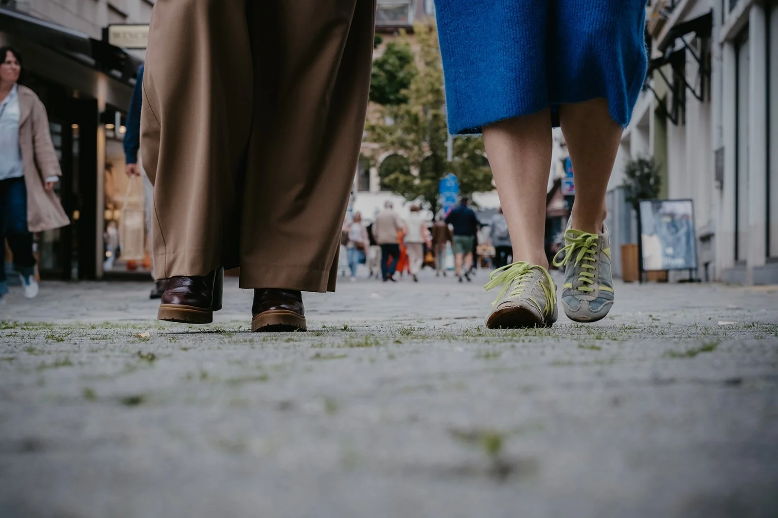 Twee paar schoenen op straat tijdens de Marketing Walk voor solo-ondernemers.