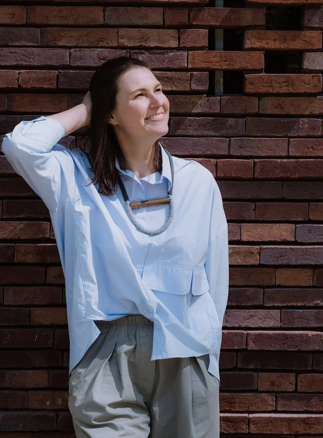 Vrouw met een unieke stijl, symboliseert het creëren van een krachtig marketingverhaal.