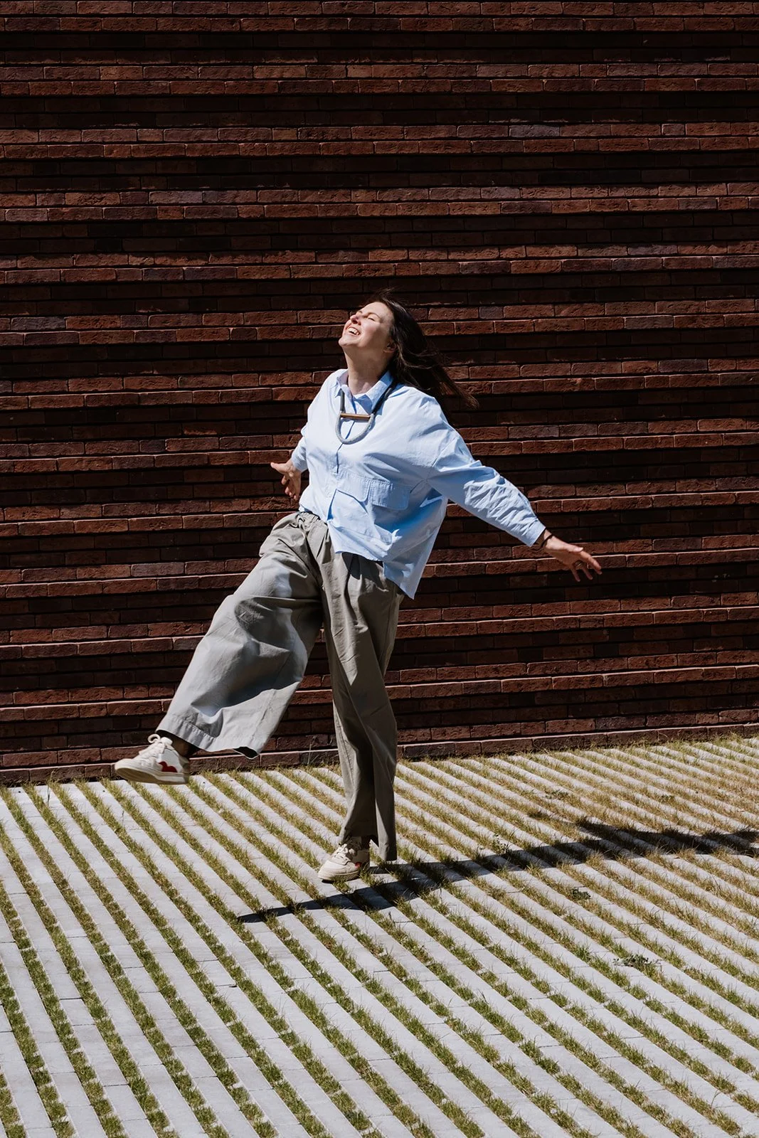 Julie, positioneringsmentor voor solo-ondernemers, geniet van een moment van vrijheid in een creatieve omgeving.