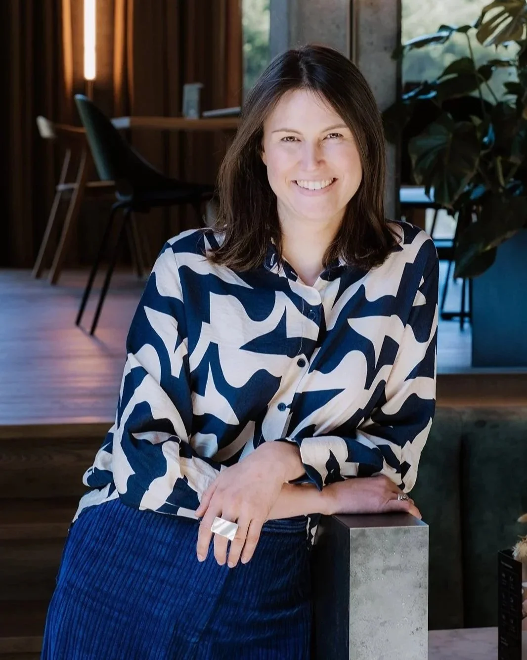 Zelfverzekerde vrouw in kantoor, symbool voor een aanbod dat klopt