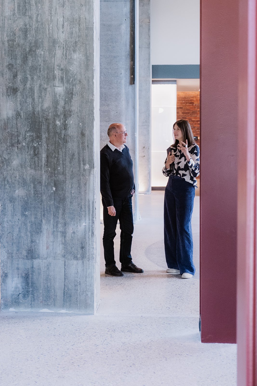 Twee mensen in gesprek over strategische samenwerking en groei.