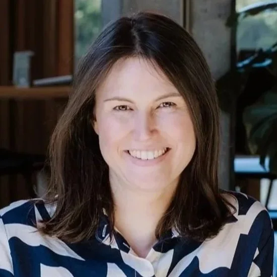 Vrouw die glimlacht en klaar is voor een goed gesprek over veranderingen.