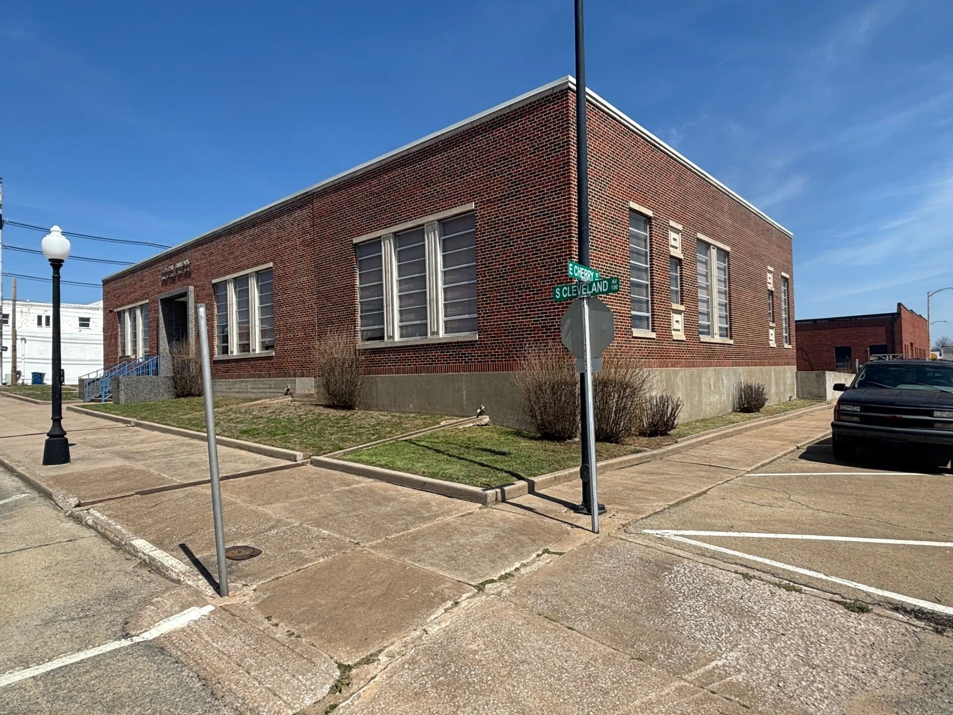 Commercial lawn maintenance in Cushing, OK – post office grounds serviced on a routine schedule