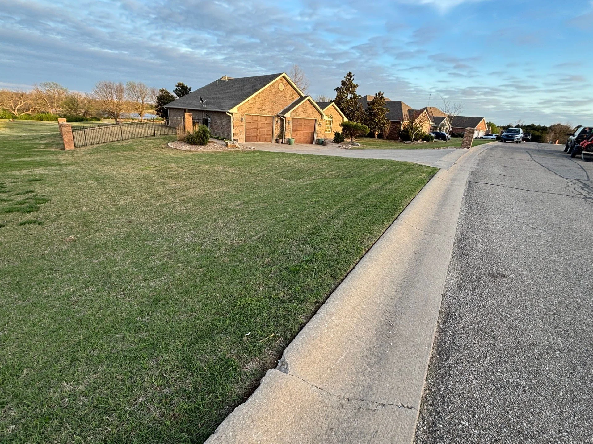 Lawn care in Cushing, Oklahoma – detailed edging and clean finish along driveway and sidewalks